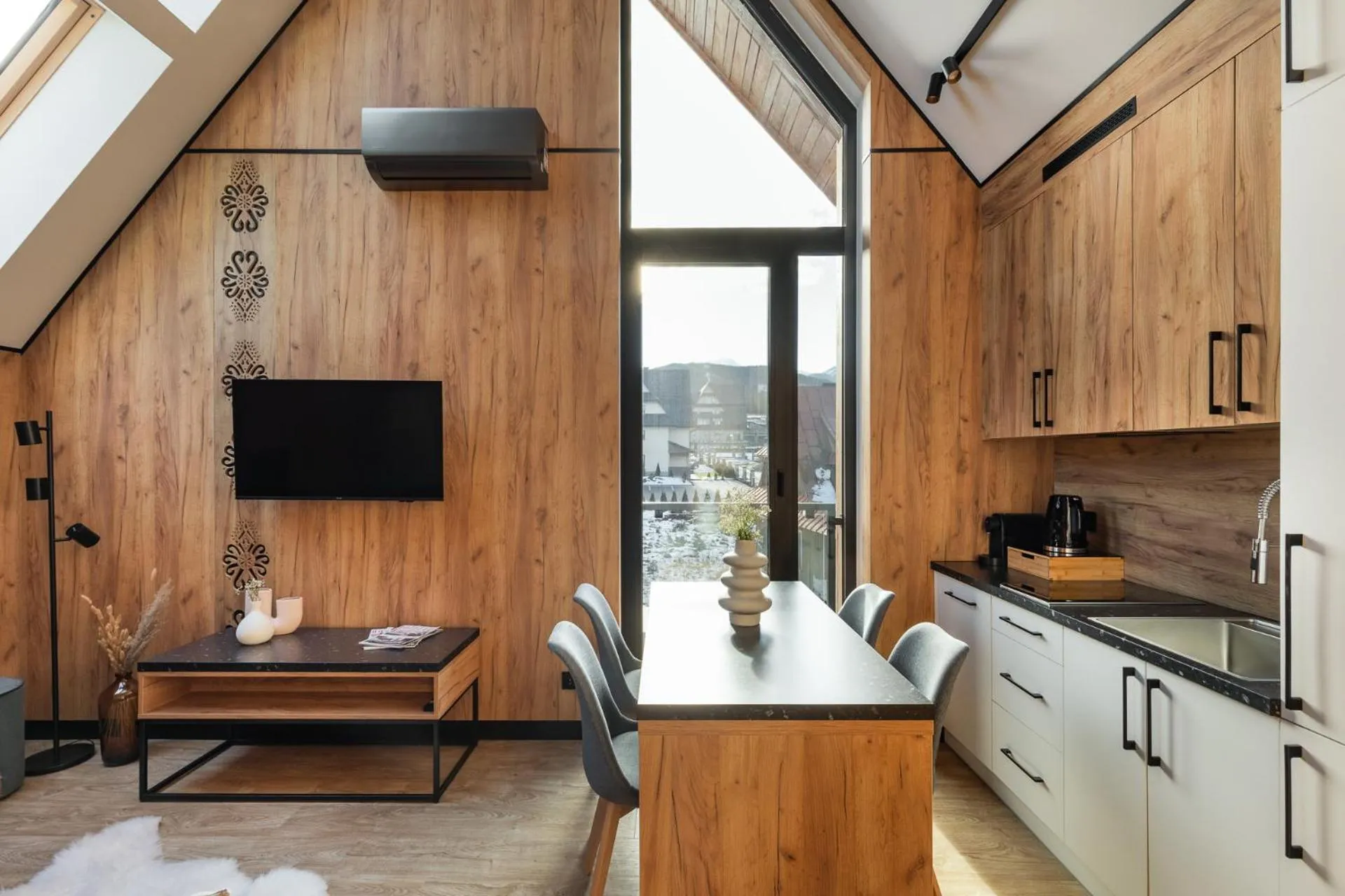 TV and multimedia in Cyrhla Apartamenty - sauna, playroom, free parking & wifi
