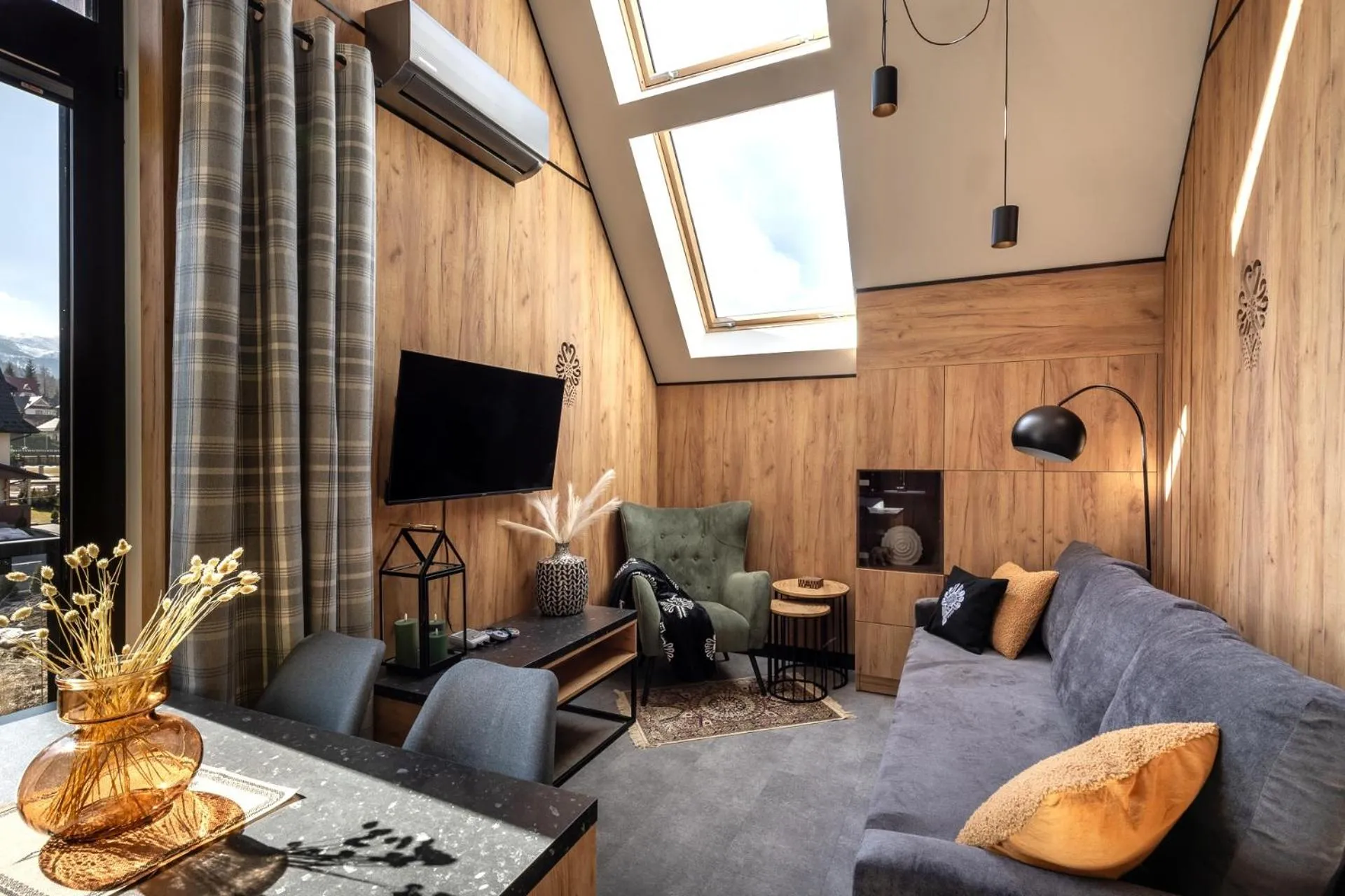 TV and multimedia in Cyrhla Apartamenty - sauna, playroom, free parking & wifi