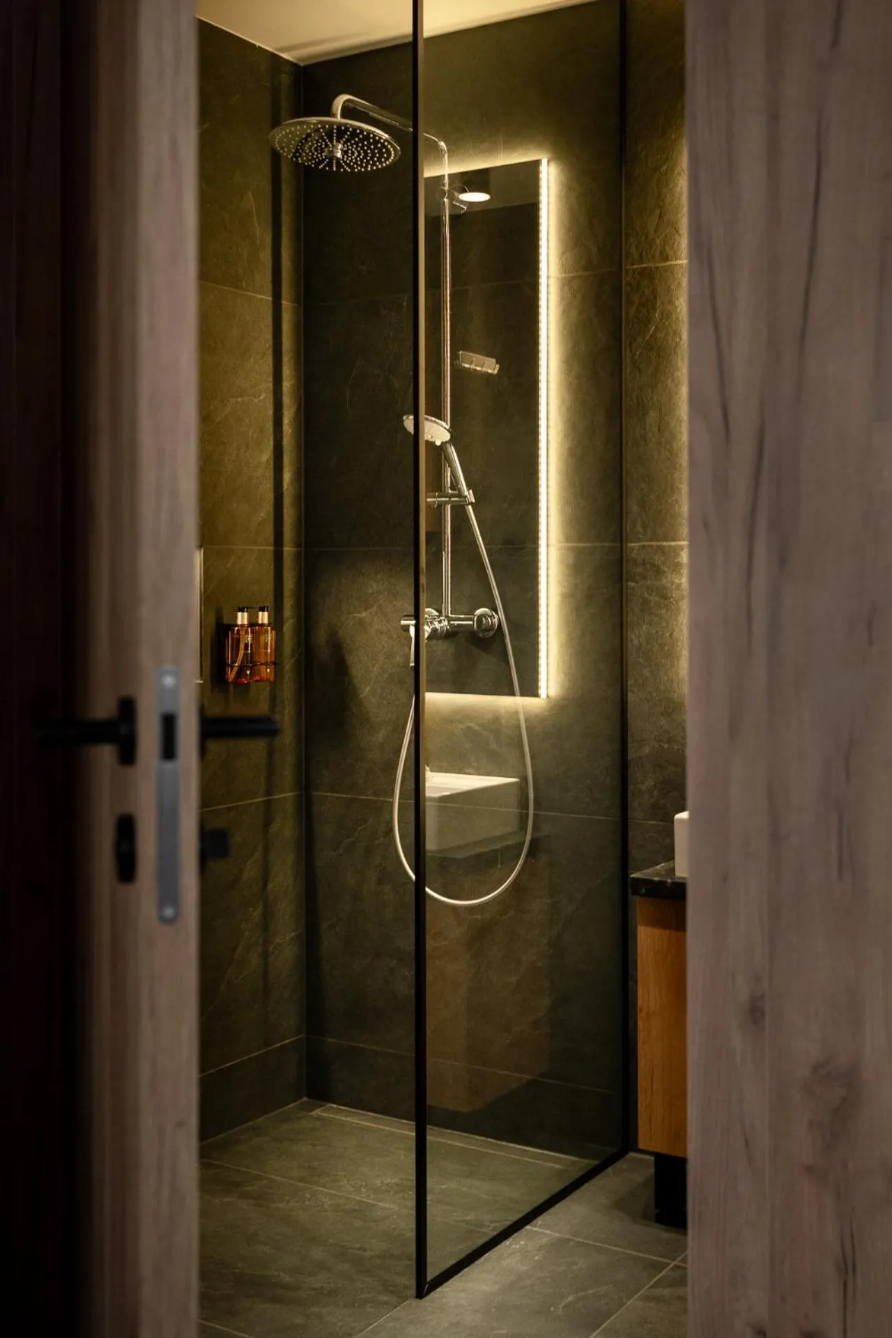 Shower in Cyrhla Apartamenty - sauna, playroom, free parking & wifi