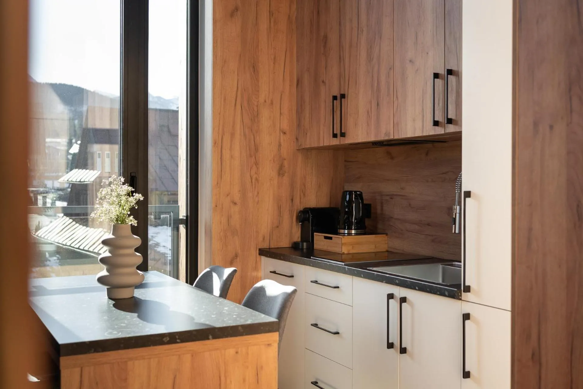 Coffee/tea facilities in Cyrhla Apartamenty - sauna, playroom, free parking & wifi