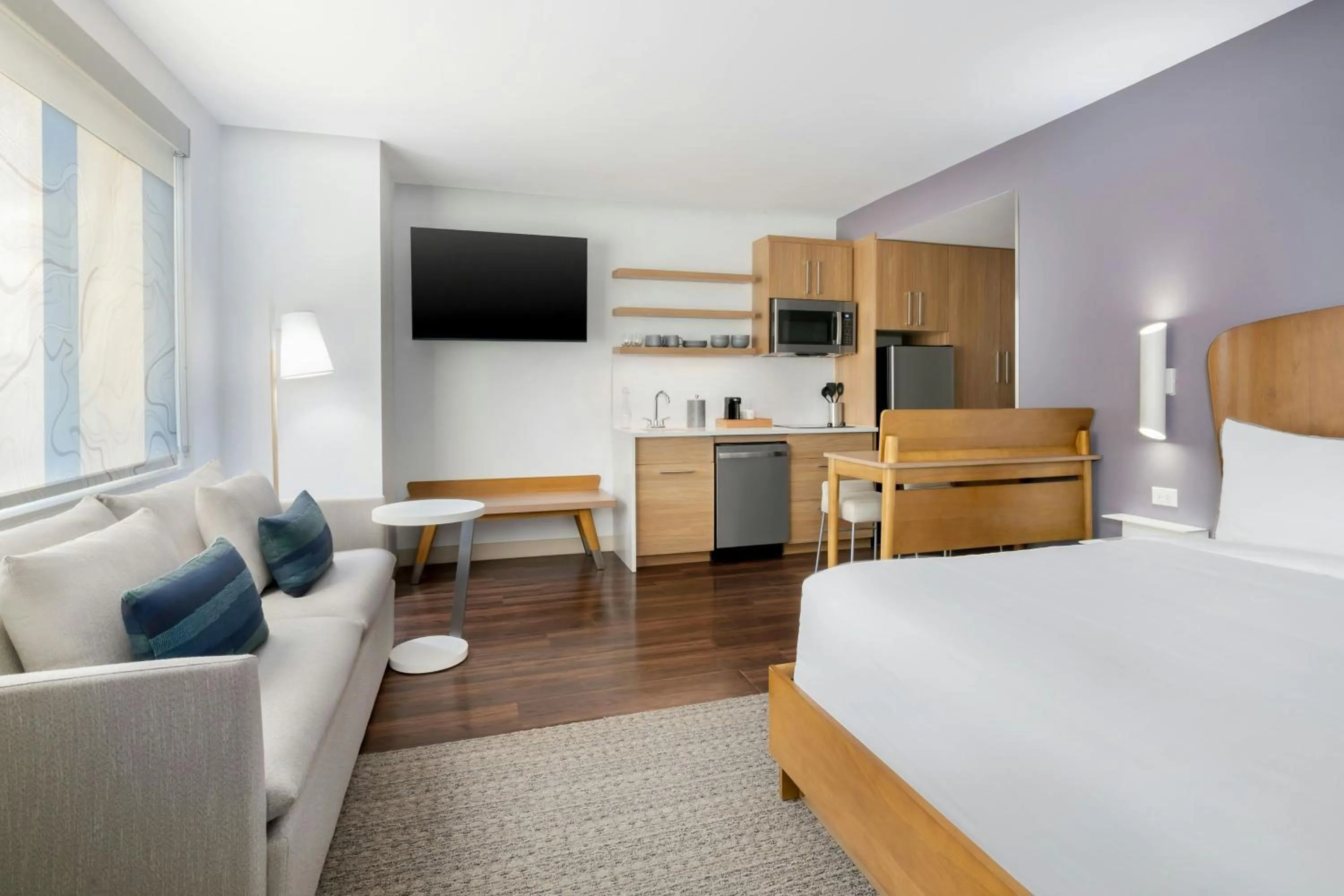 Kitchen or kitchenette, Bed in Element Savannah Midtown