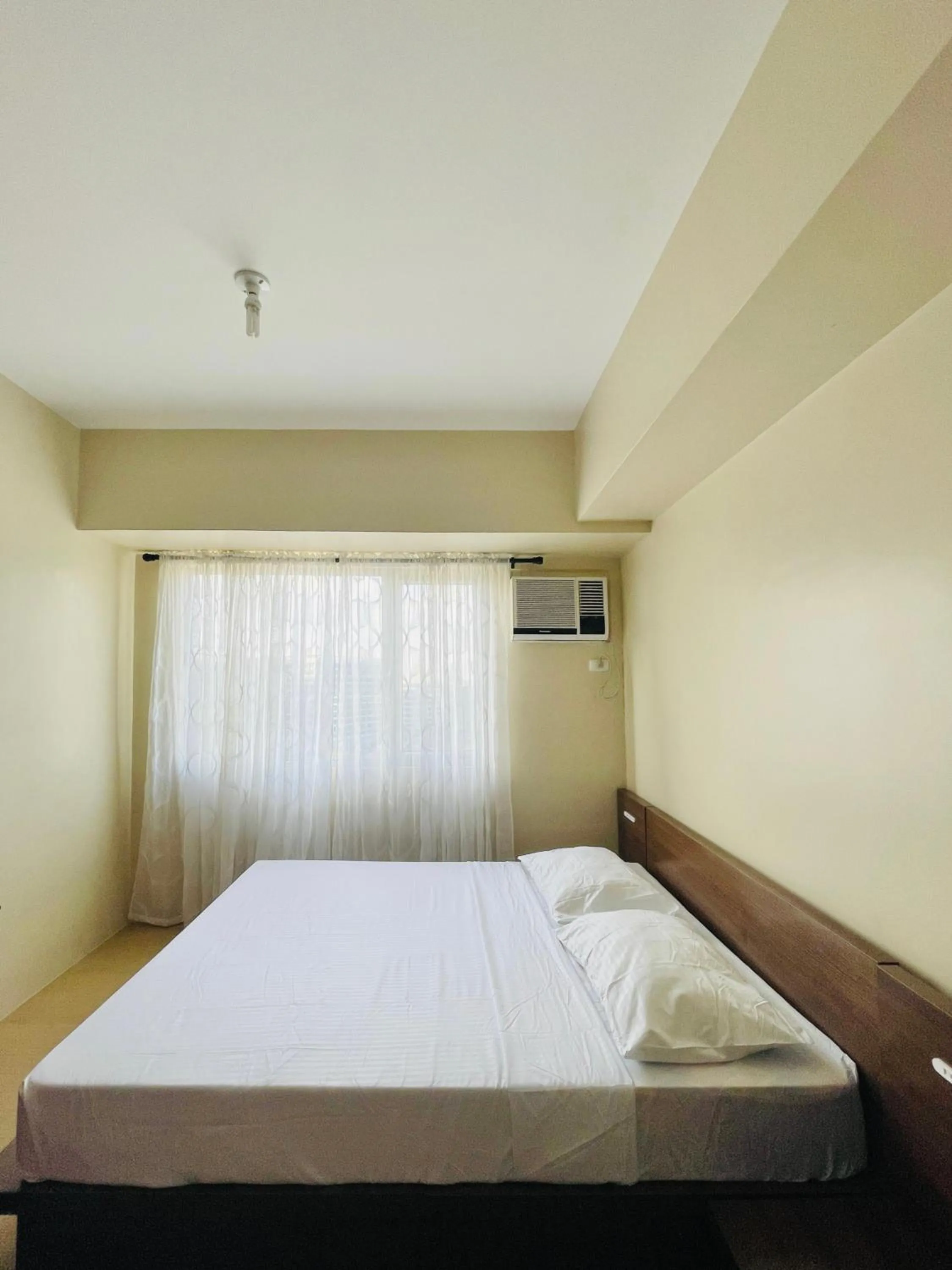 Photo of the whole room, Bed in Avida Towers Atria