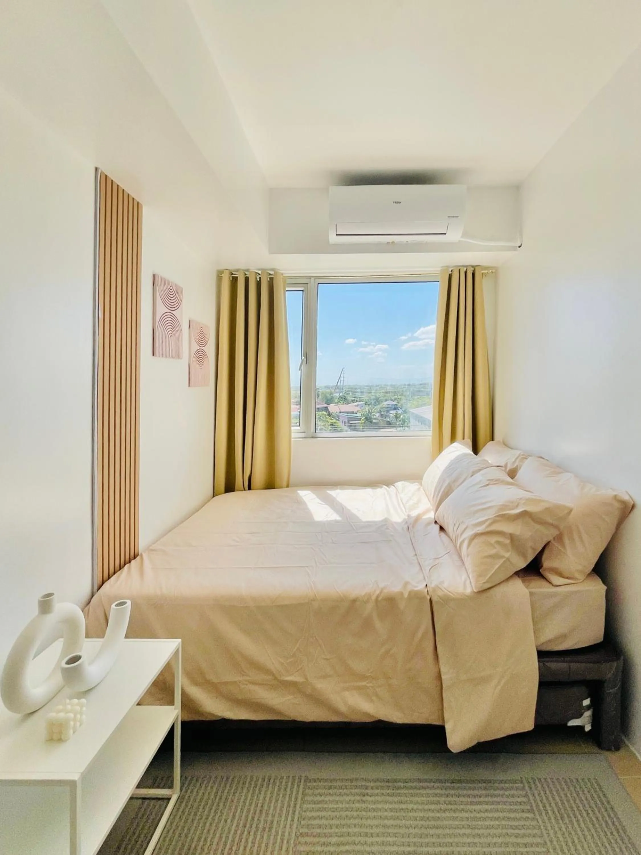Living room, Bed in Avida Towers Atria