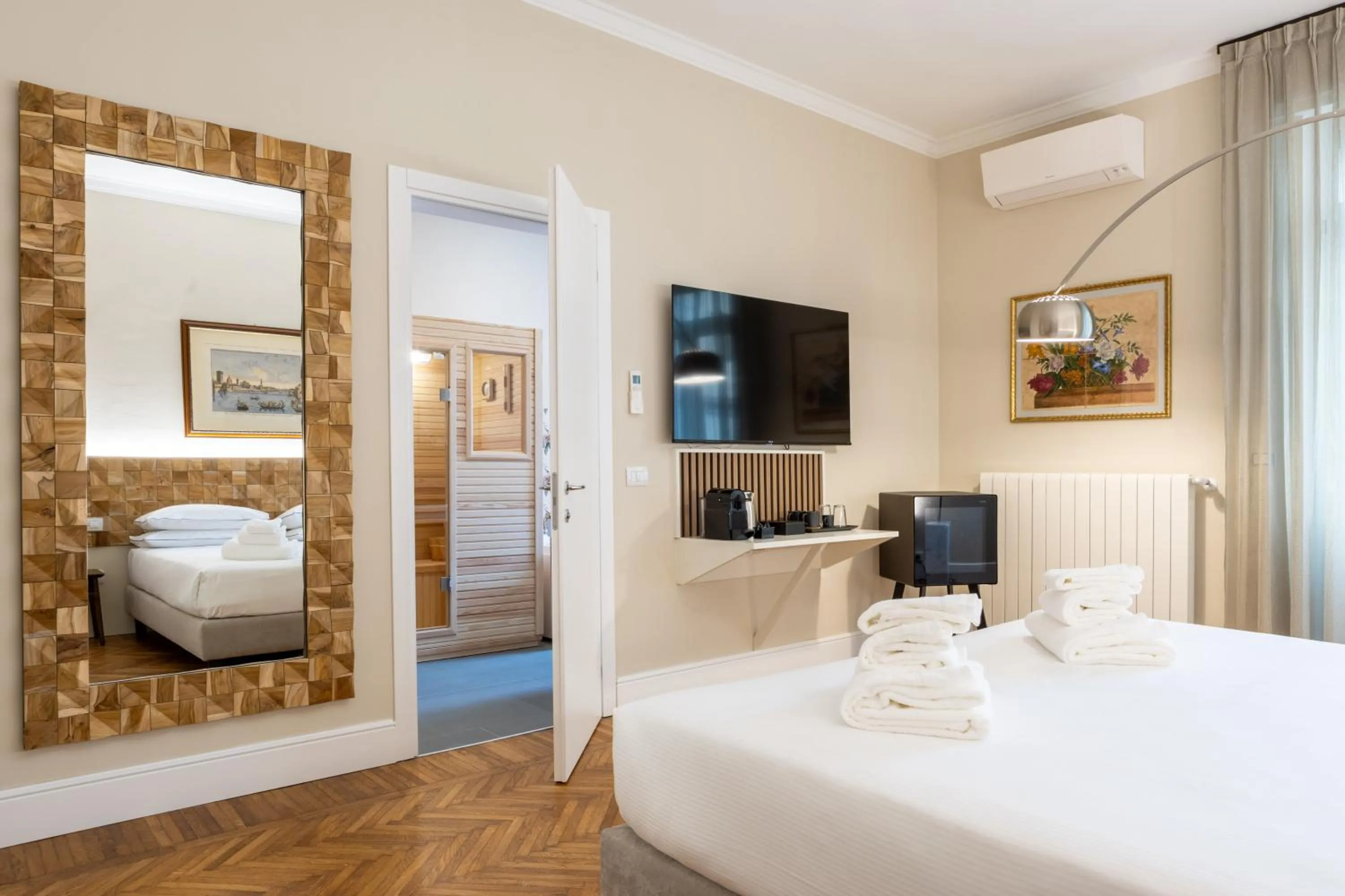 View (from property/room), Bed in Pier Capponi 17 Rooms & Suites