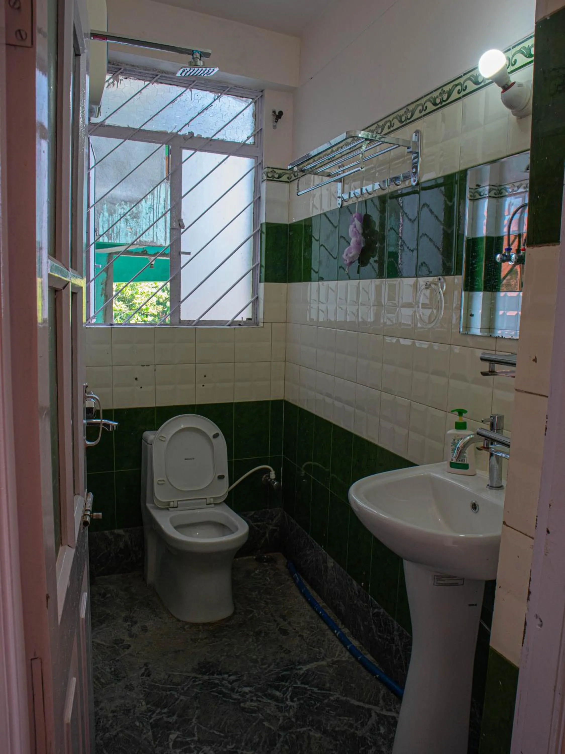 Toilet in Hills Tale Backpackers Hostel