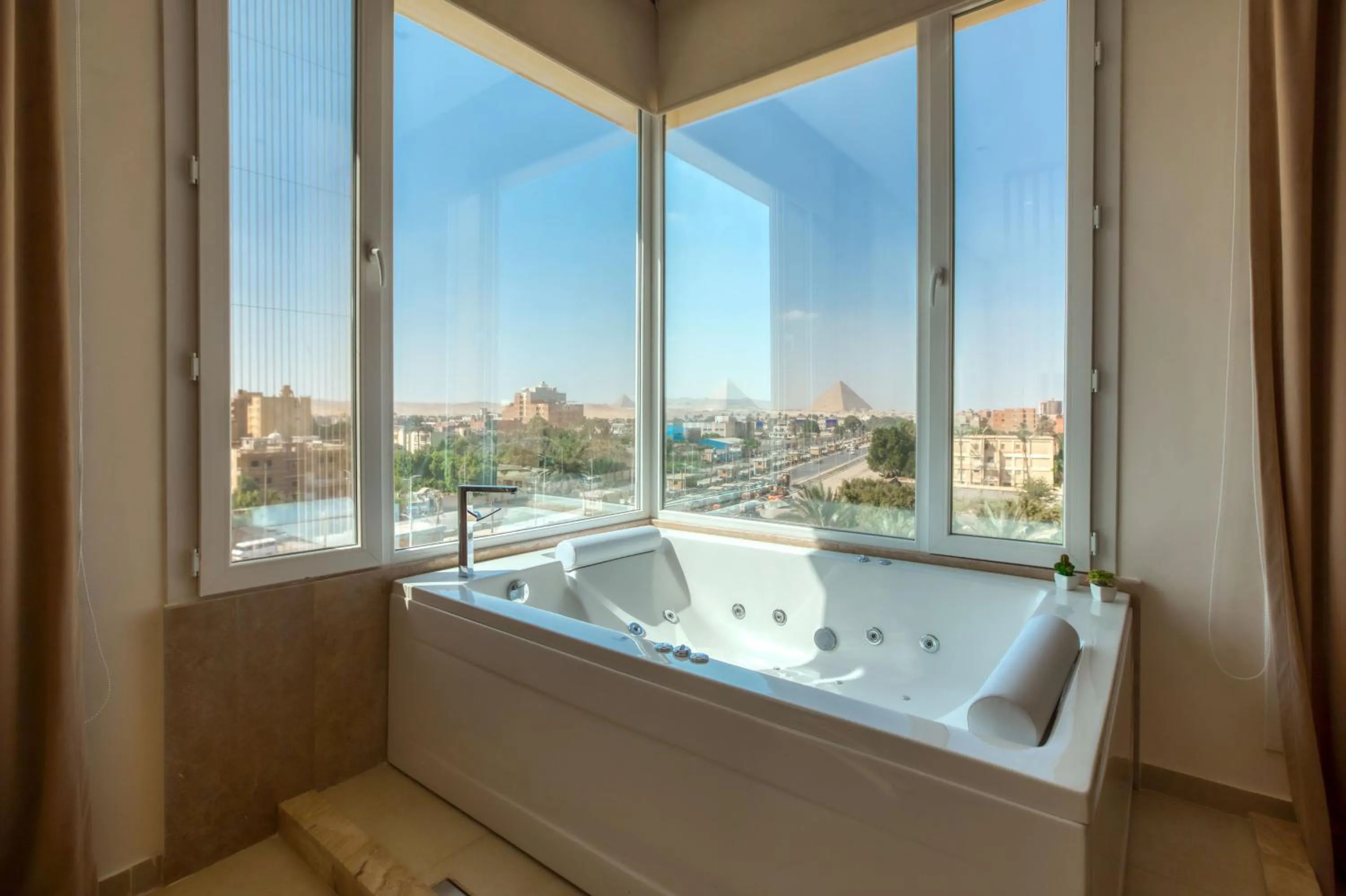Hot Tub in Mazar Pyramids Hotel