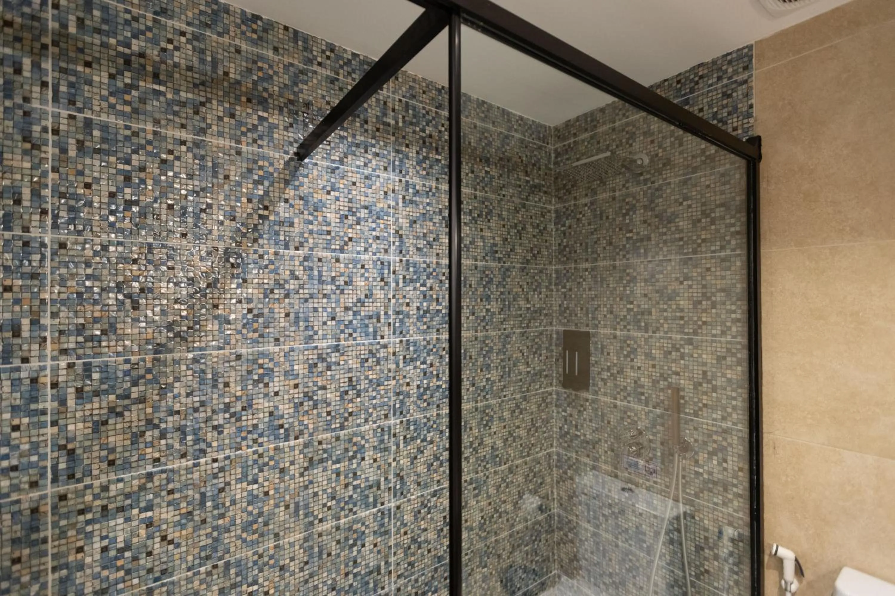 Shower in Mazar Pyramids Hotel