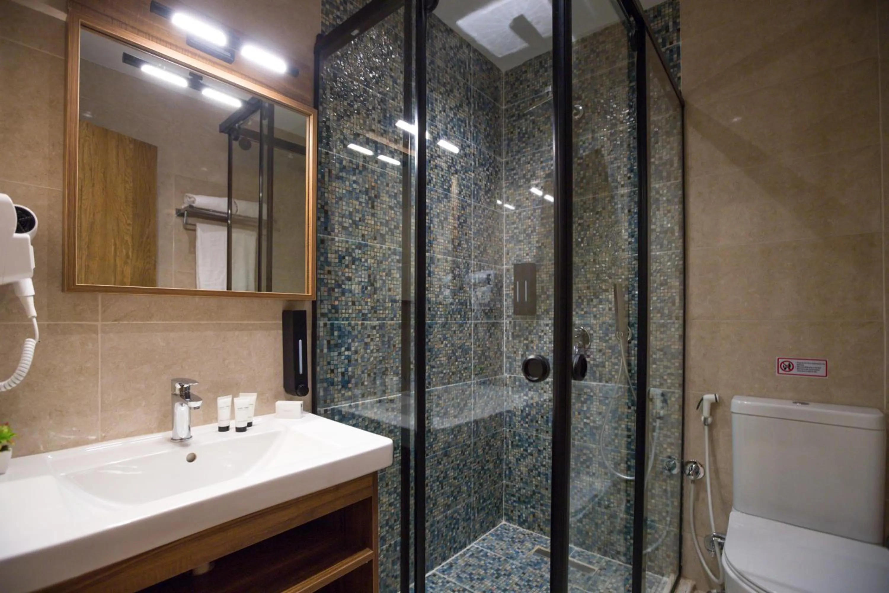 Shower in Mazar Pyramids Hotel
