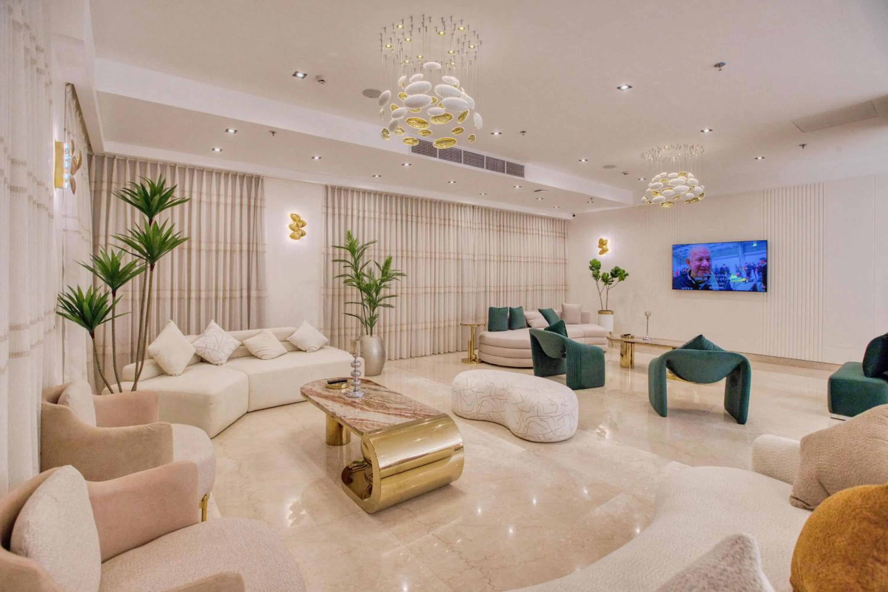 Communal lounge/ TV room in Mazar Pyramids Hotel