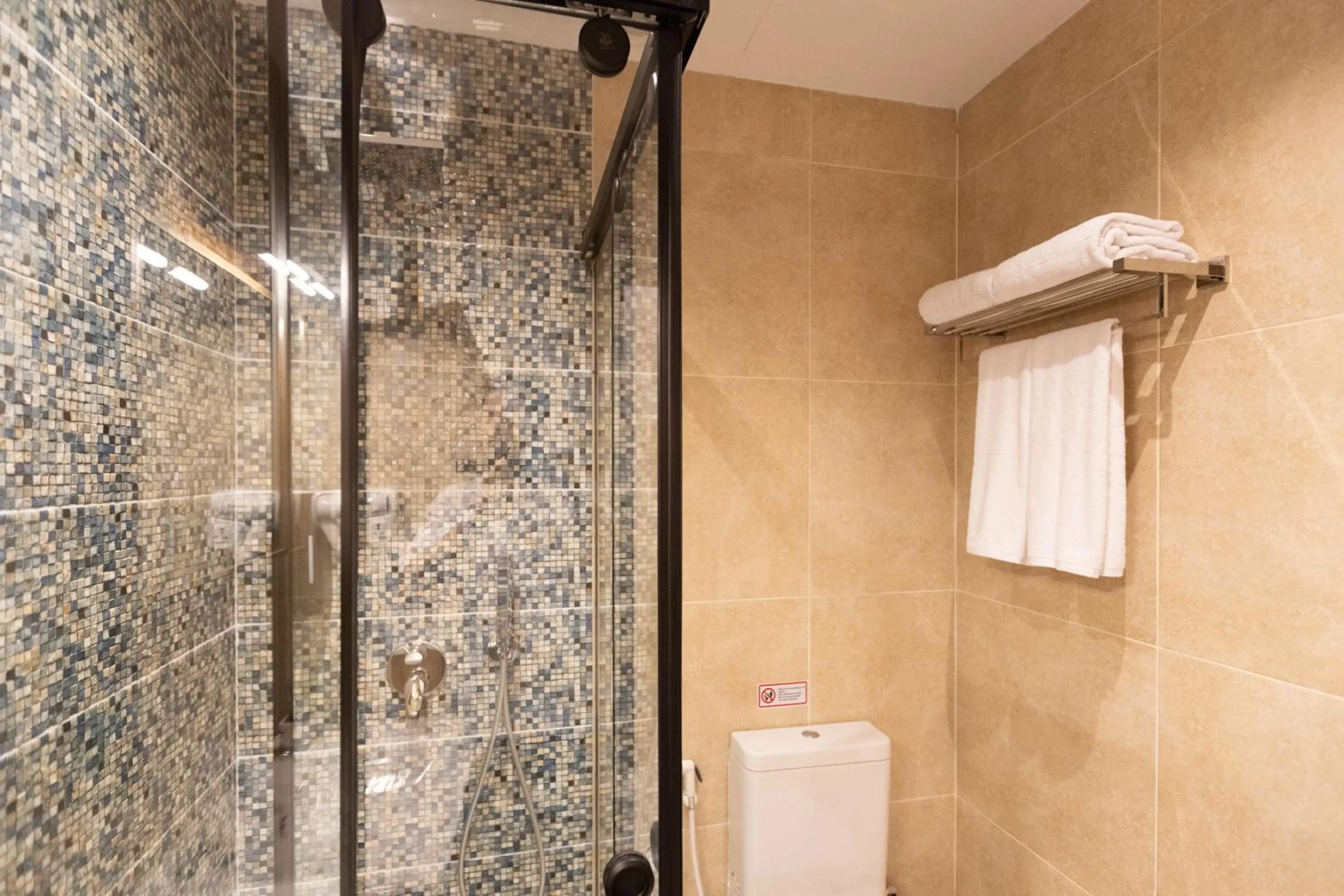 Shower in Mazar Pyramids Hotel