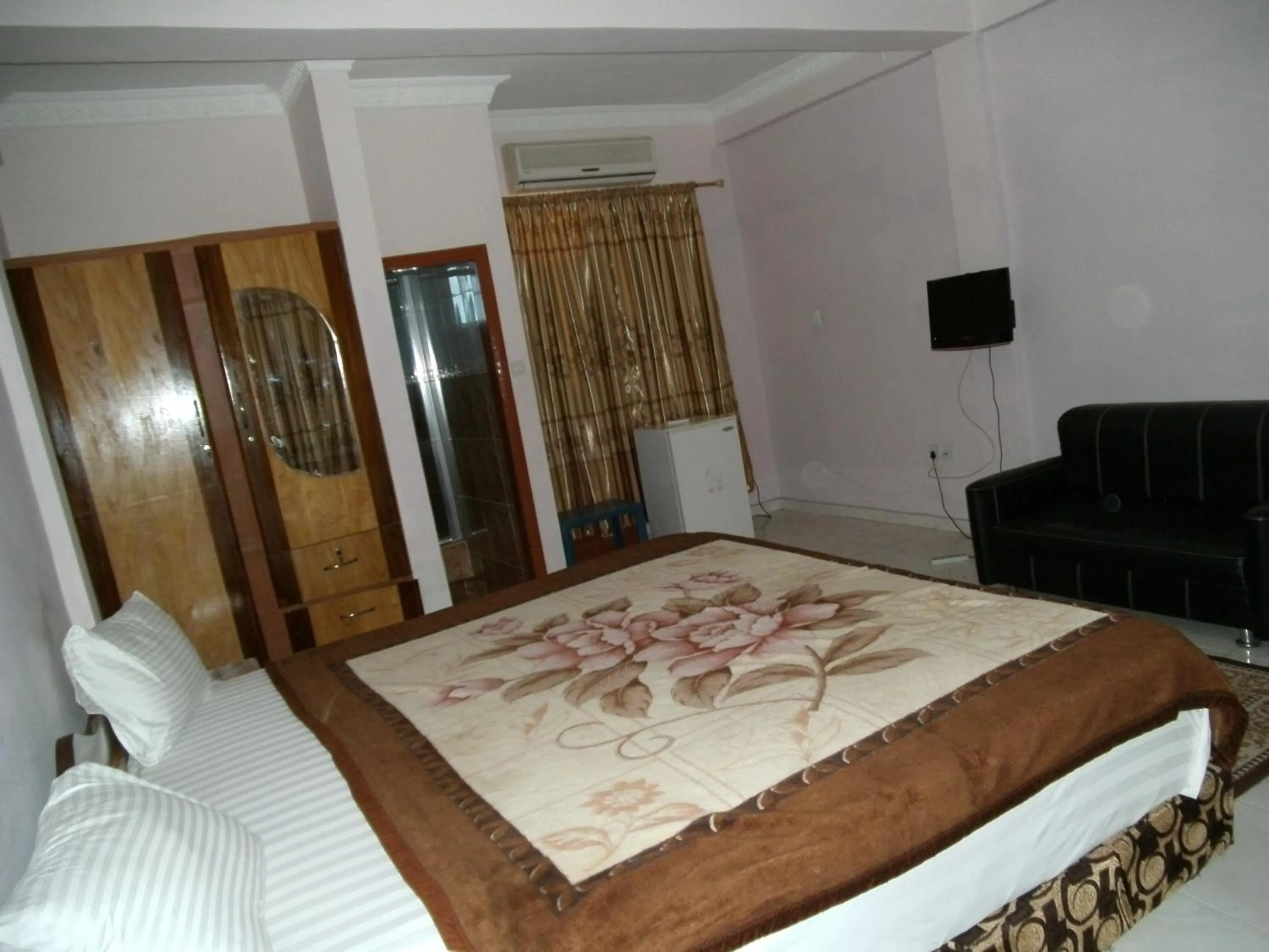 Photo of the whole room, Bed in Pemicsa Hotel Accra
