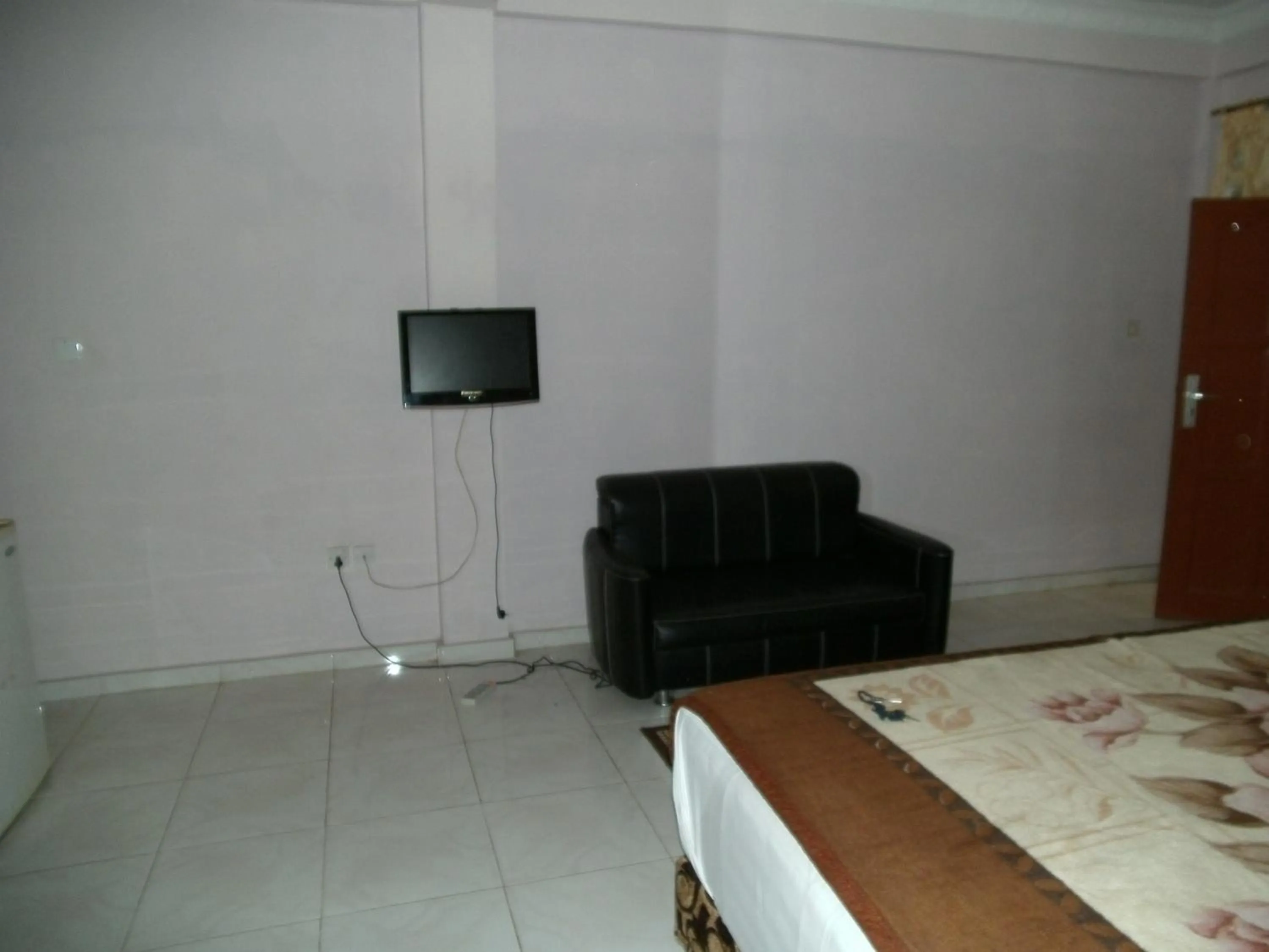 TV and multimedia in Pemicsa Hotel Accra