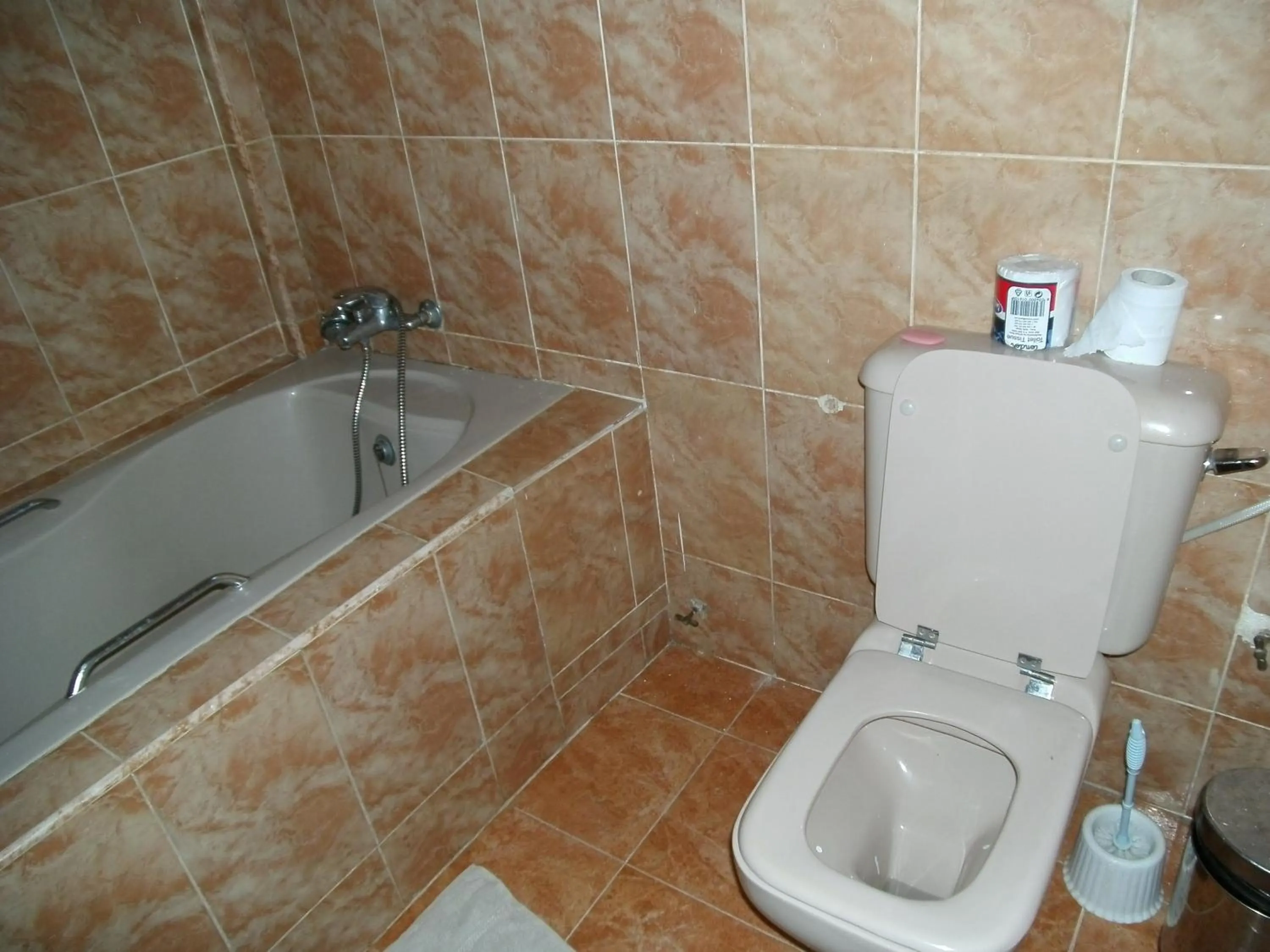 Bathroom in Pemicsa Hotel Accra