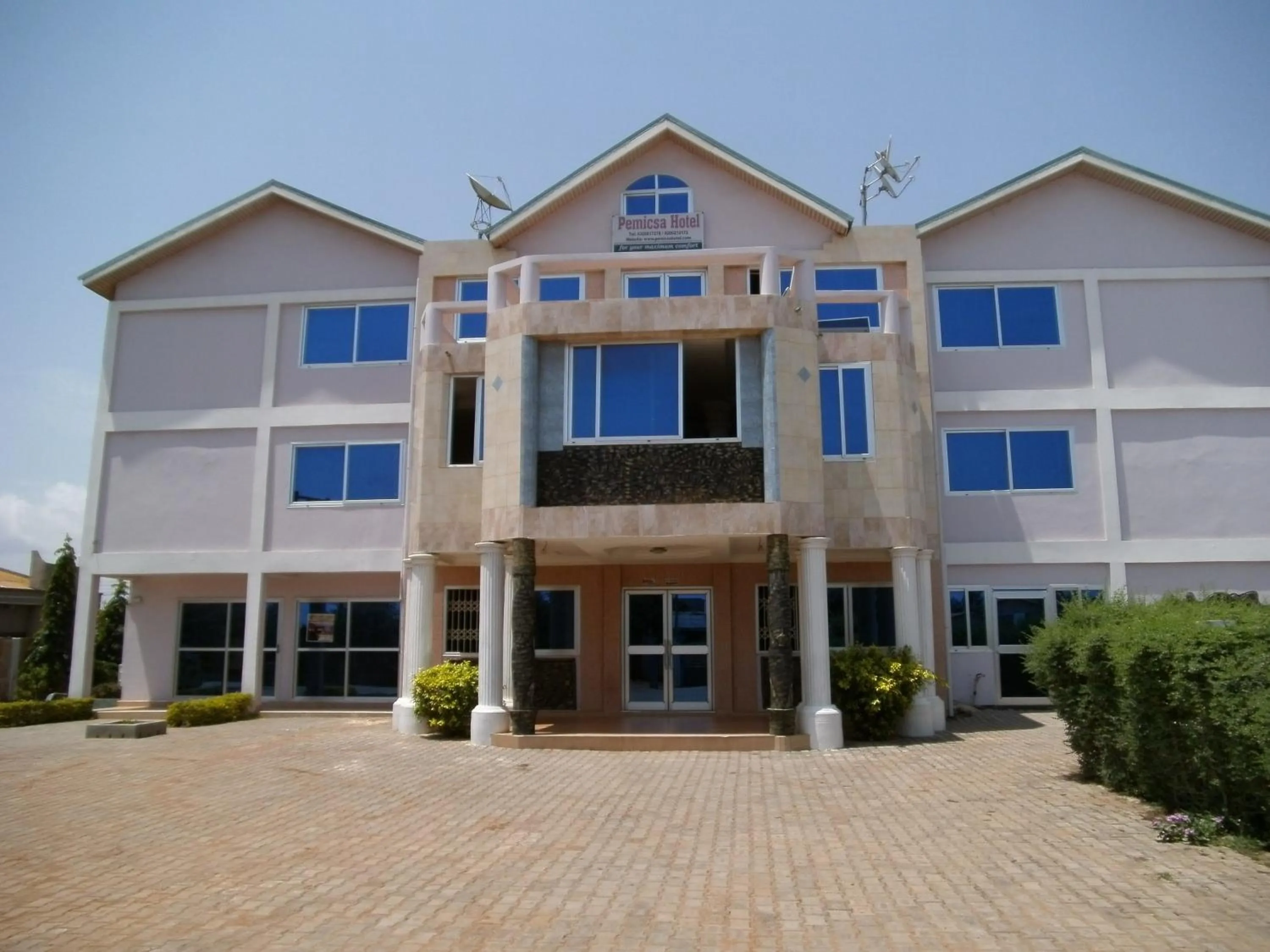 Facade/entrance in Pemicsa Hotel Accra