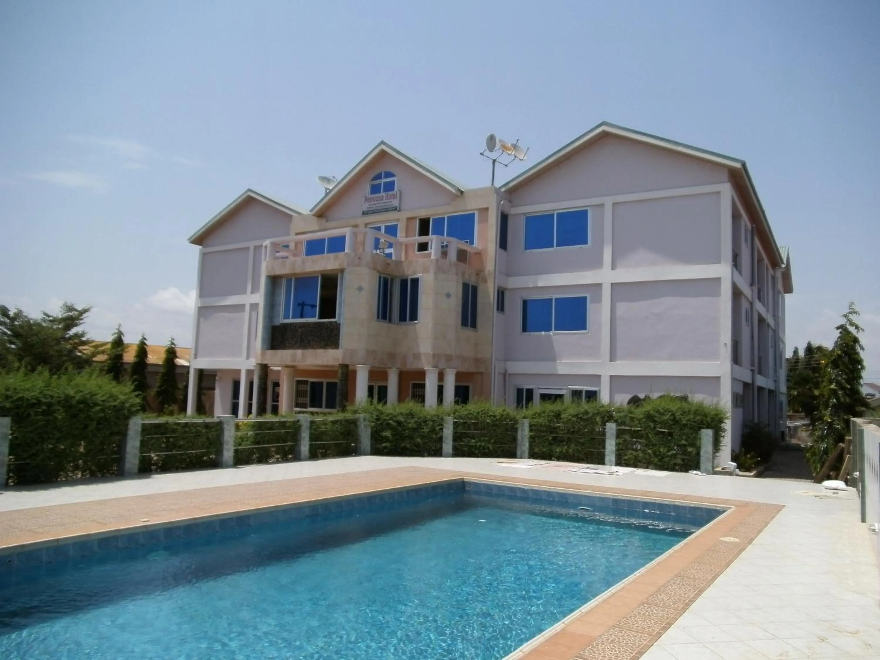 Facade/entrance in Pemicsa Hotel Accra