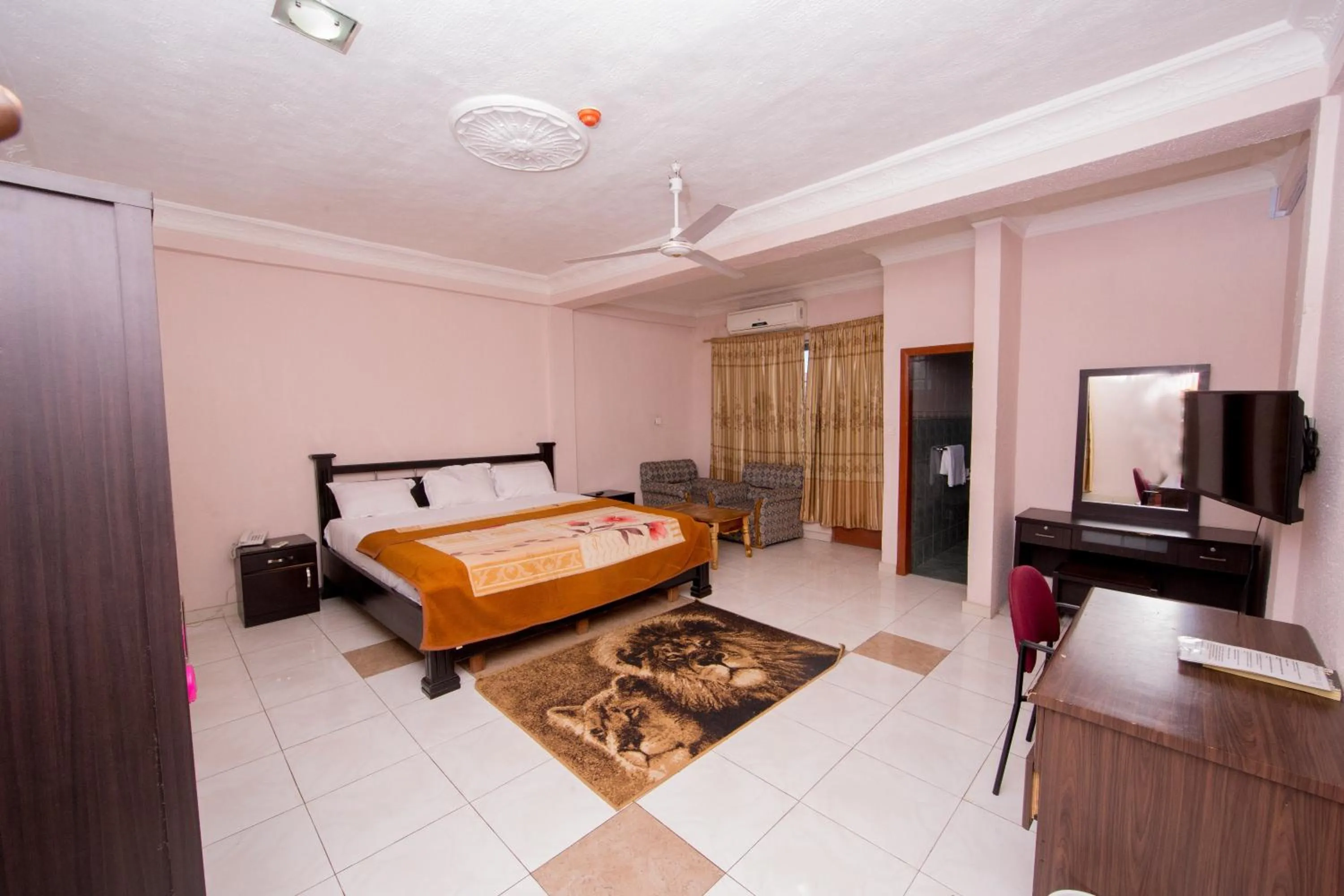 Bed in Pemicsa Hotel Accra