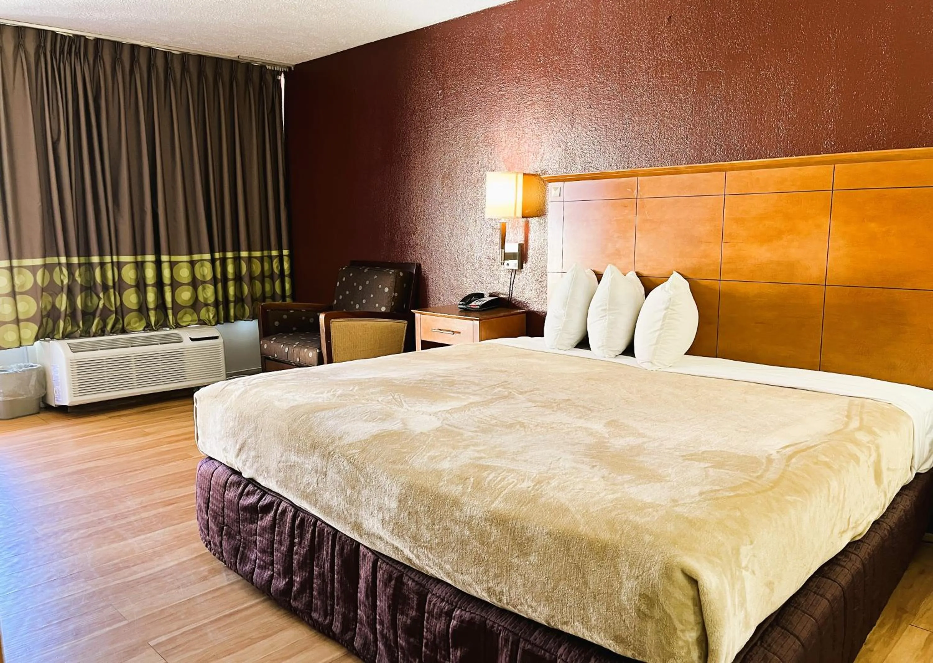 Bed in Budgetel Inn - Phenix City