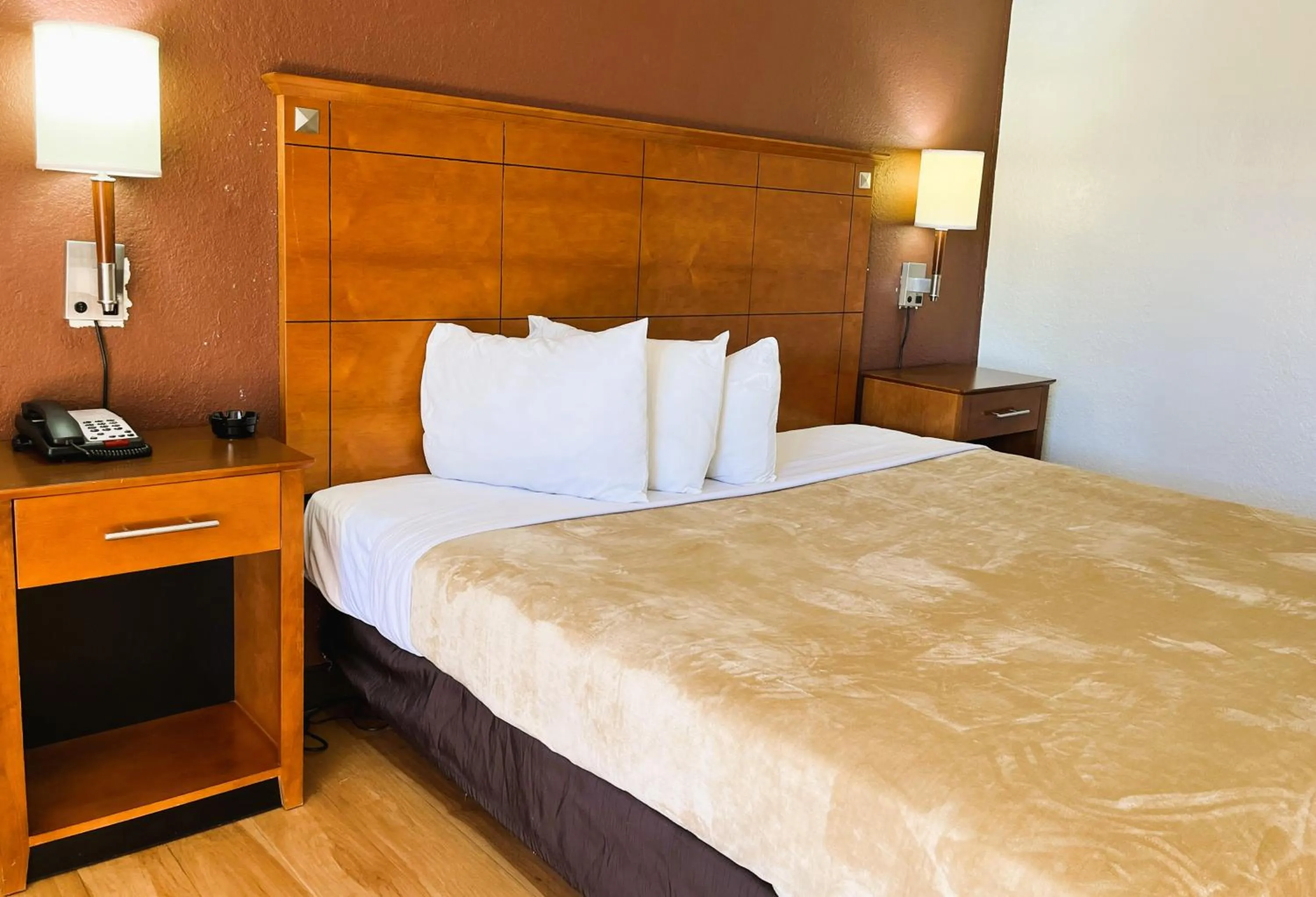 Bed in Budgetel Inn - Phenix City