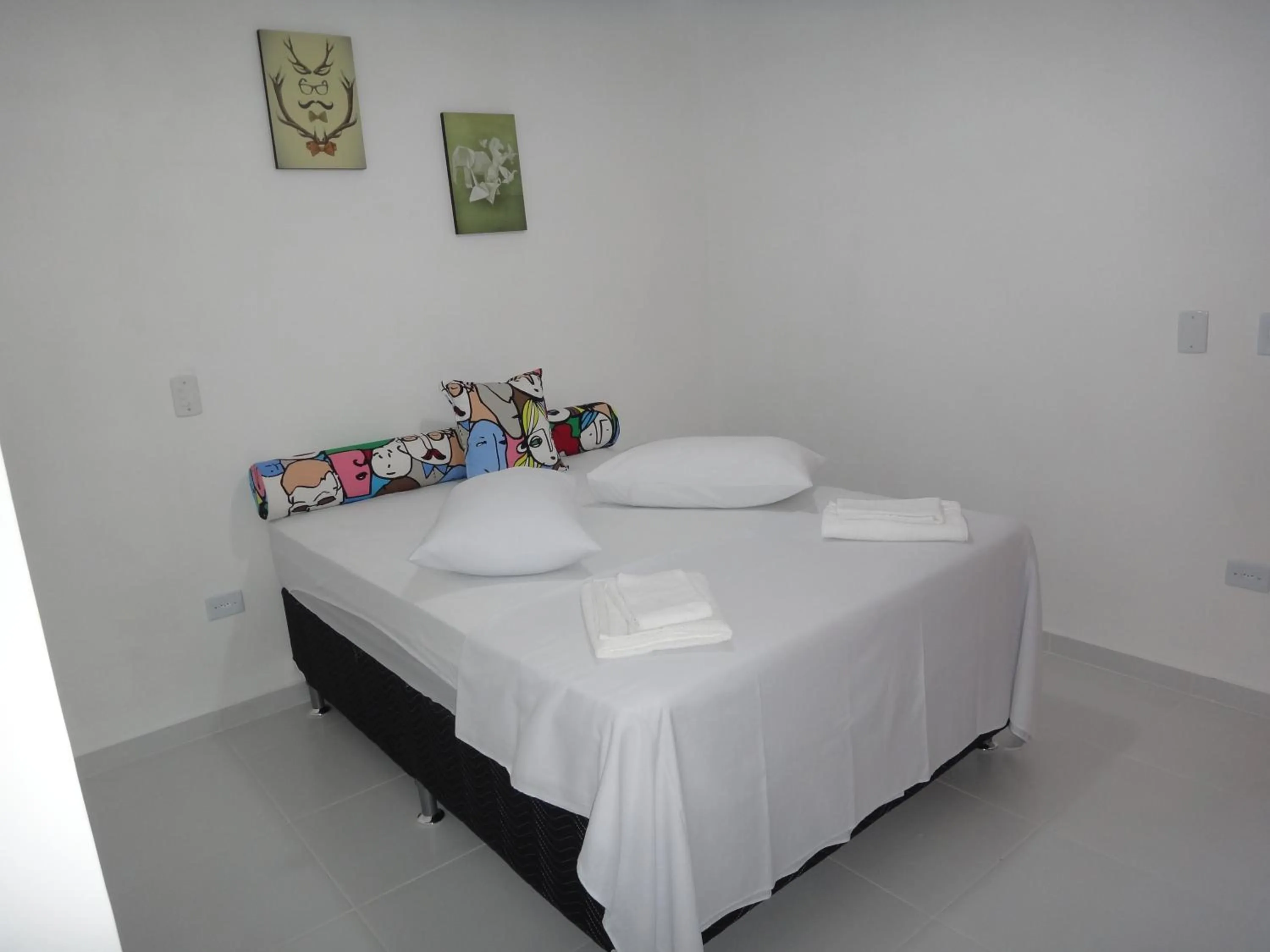 Photo of the whole room, Bed in Urbano Suítes