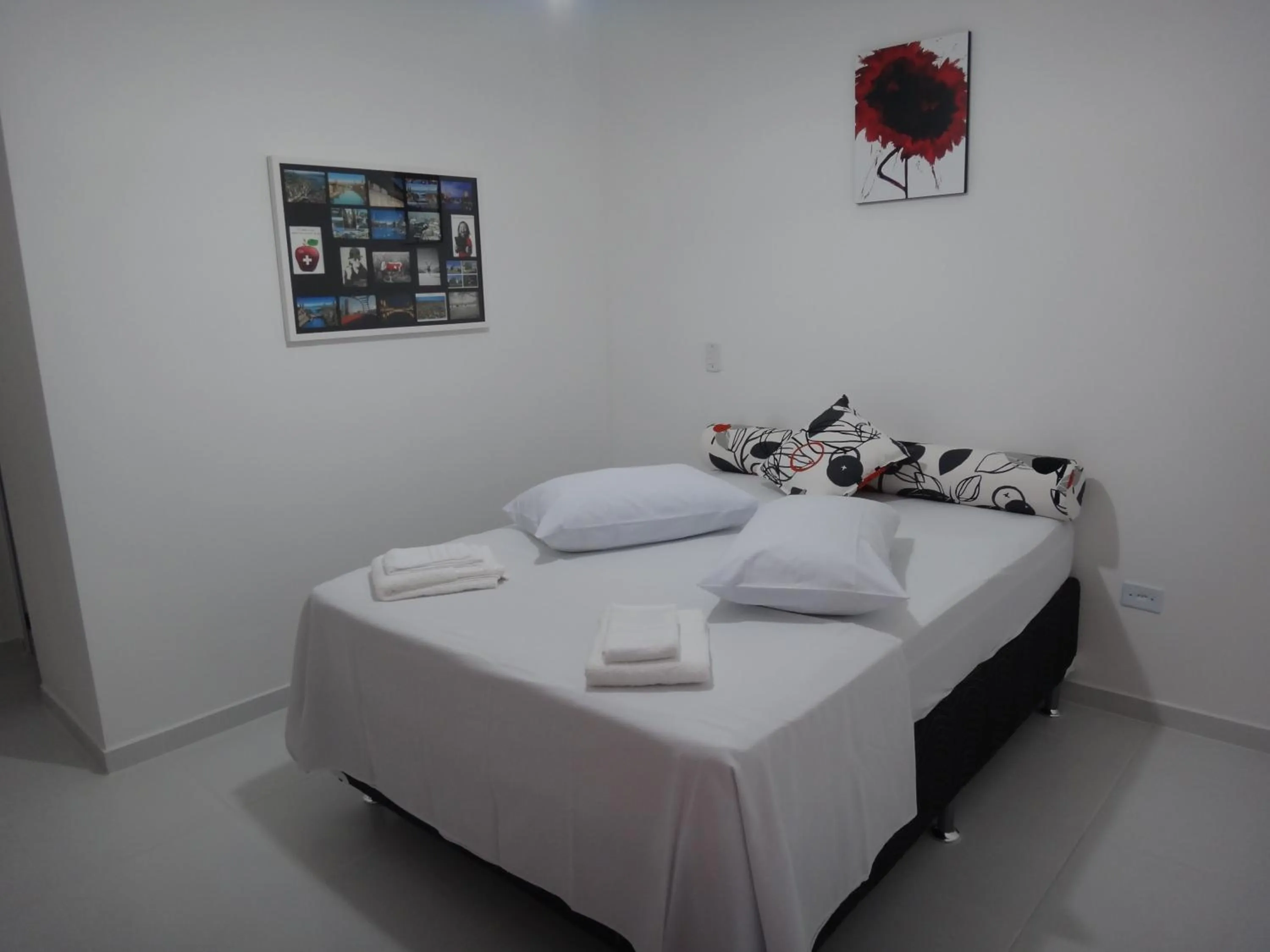 Photo of the whole room, Bed in Urbano Suítes