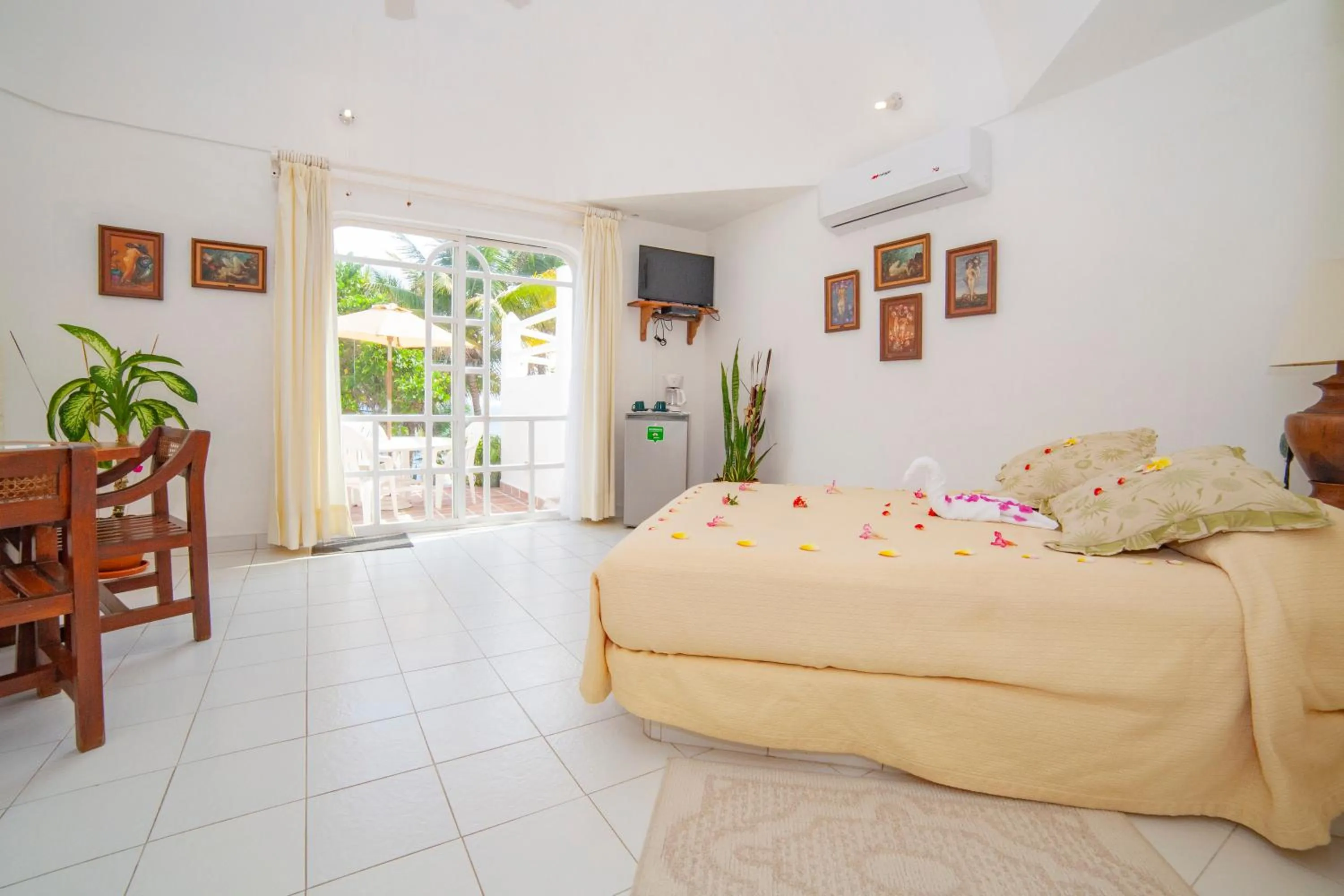 Photo of the whole room in Villas Fasol Huatulco