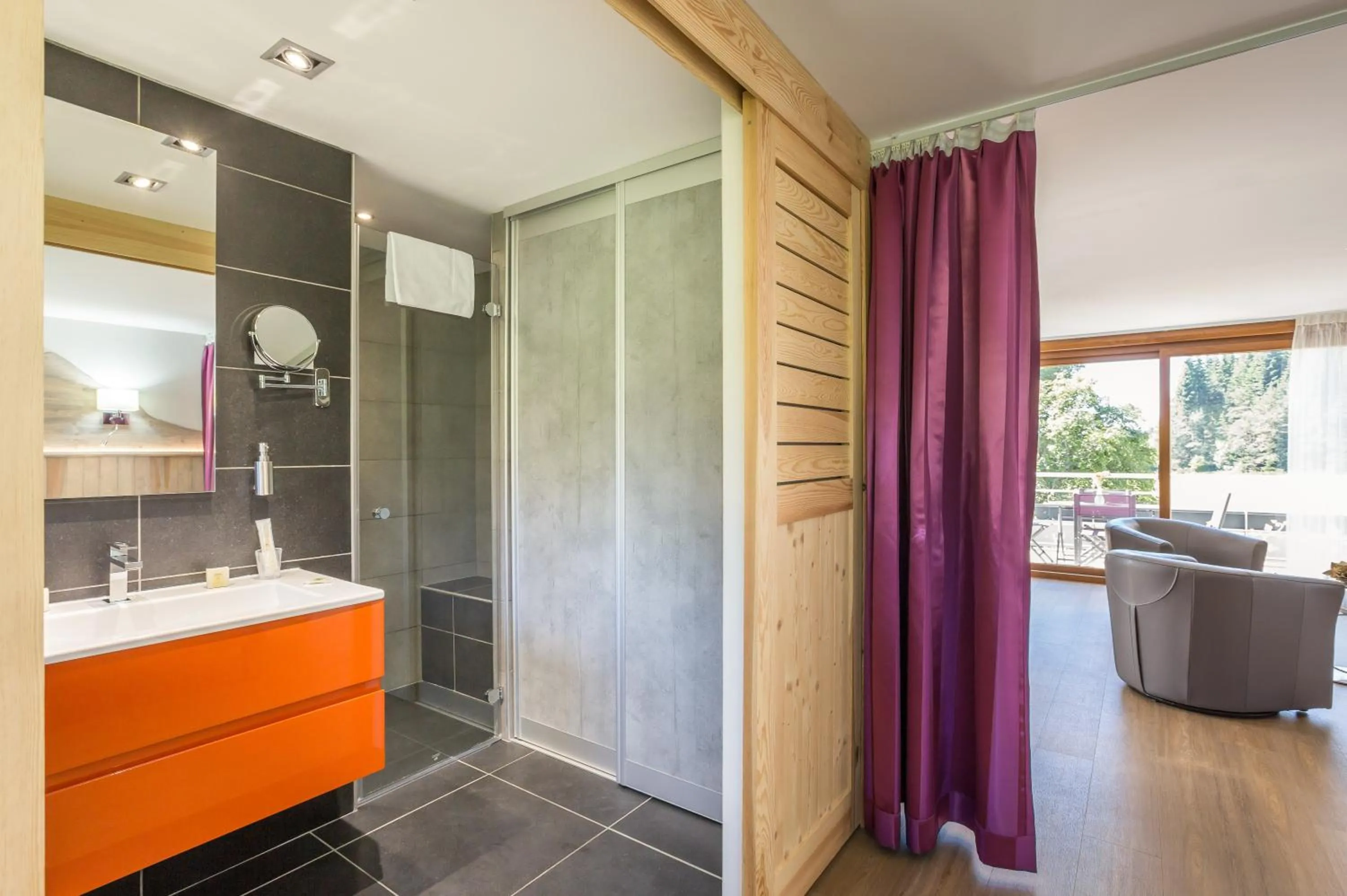 Shower in Logis Hôtel Le Relais du Bois Vialotte