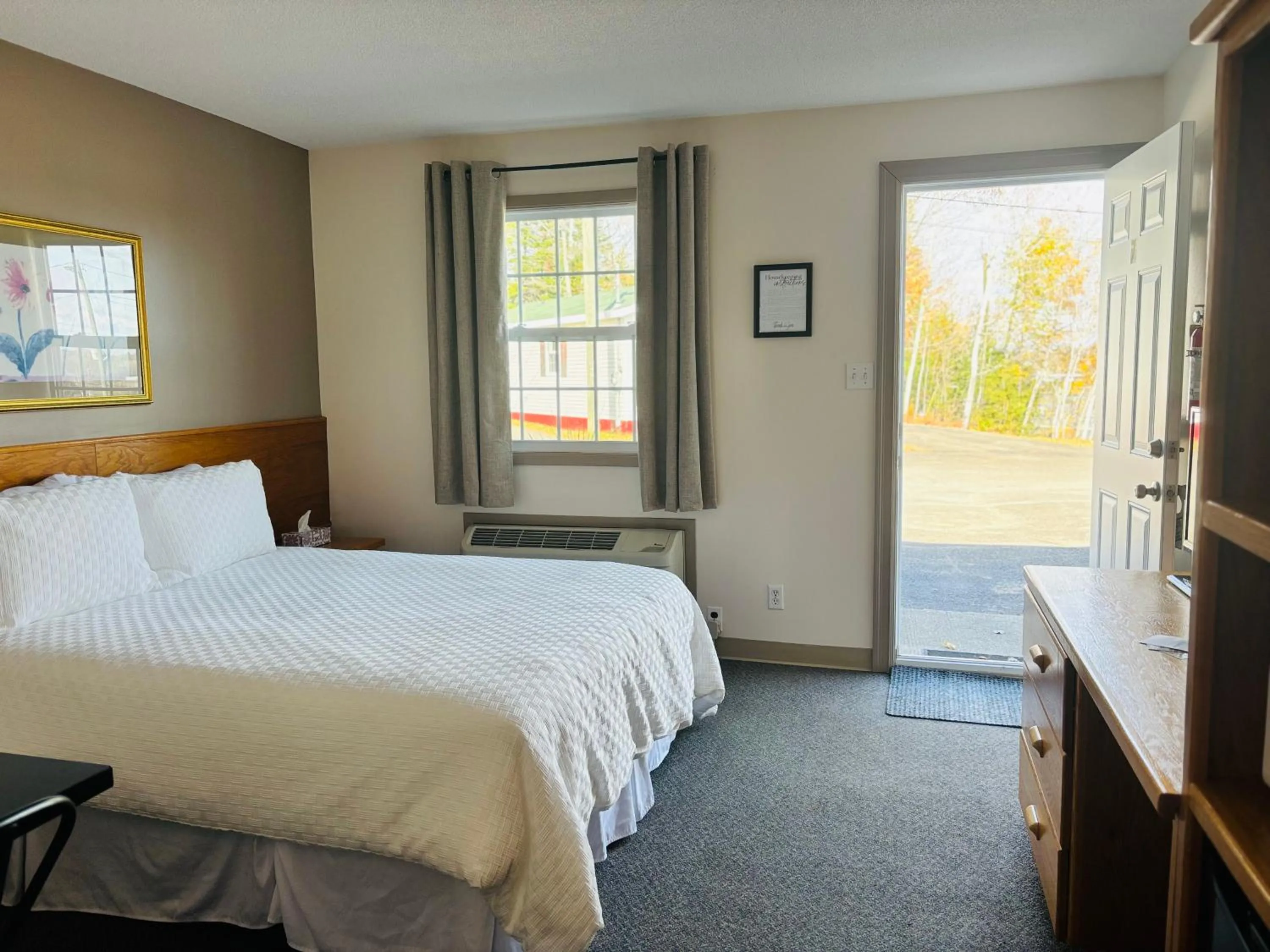 Bed in Lakeside Stays