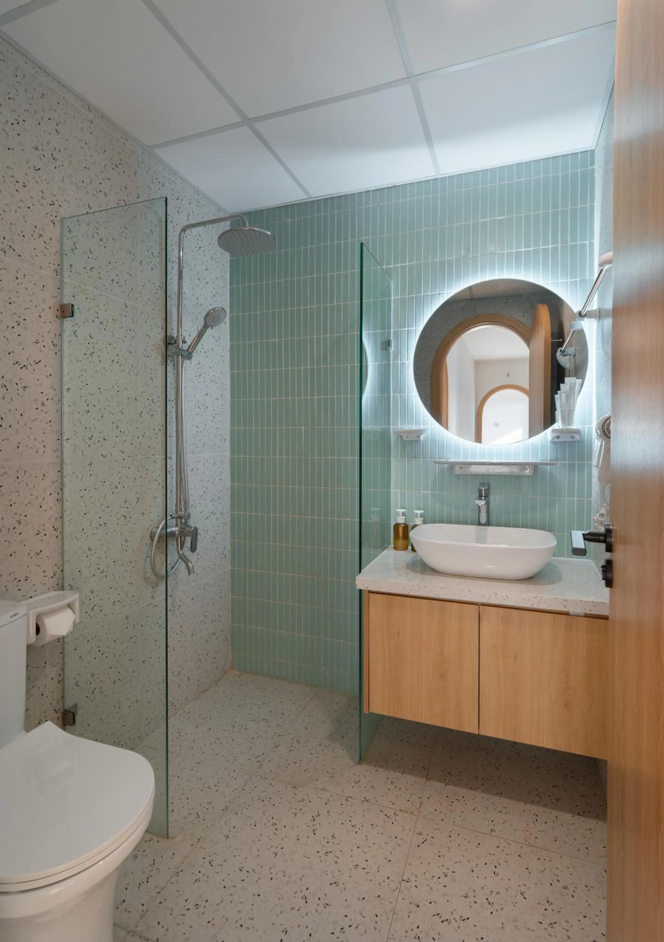 Toilet in MOONLIT Suites Hotel by Luxe Paradise