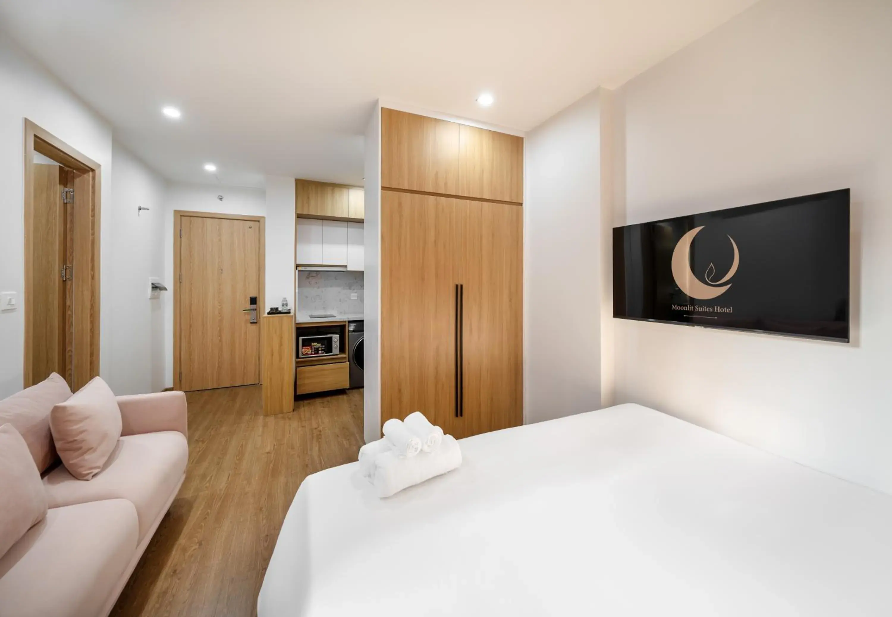 Bed in MOONLIT Suites Hotel by Luxe Paradise Bed in MOONLIT Suites Hotel by Luxe Paradise