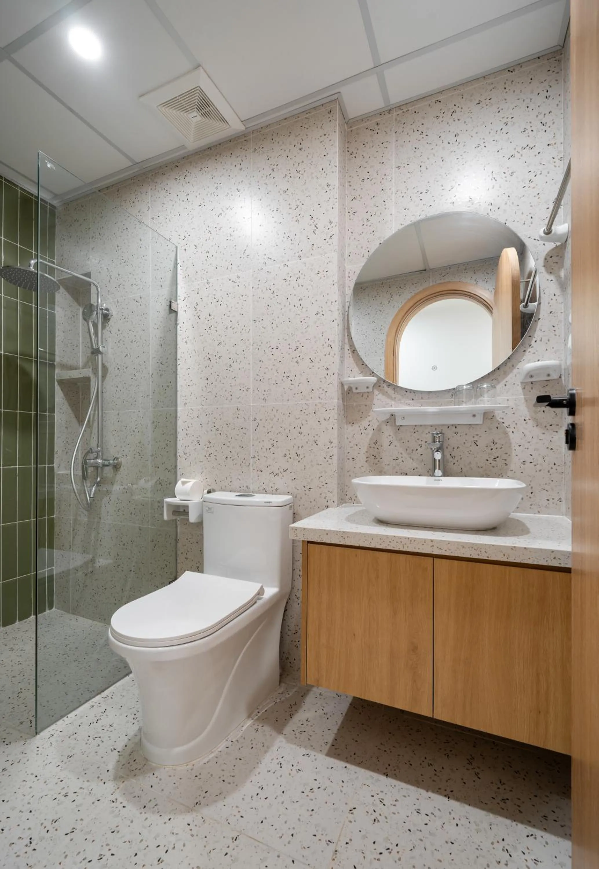 Toilet in MOONLIT Suites Hotel by Luxe Paradise