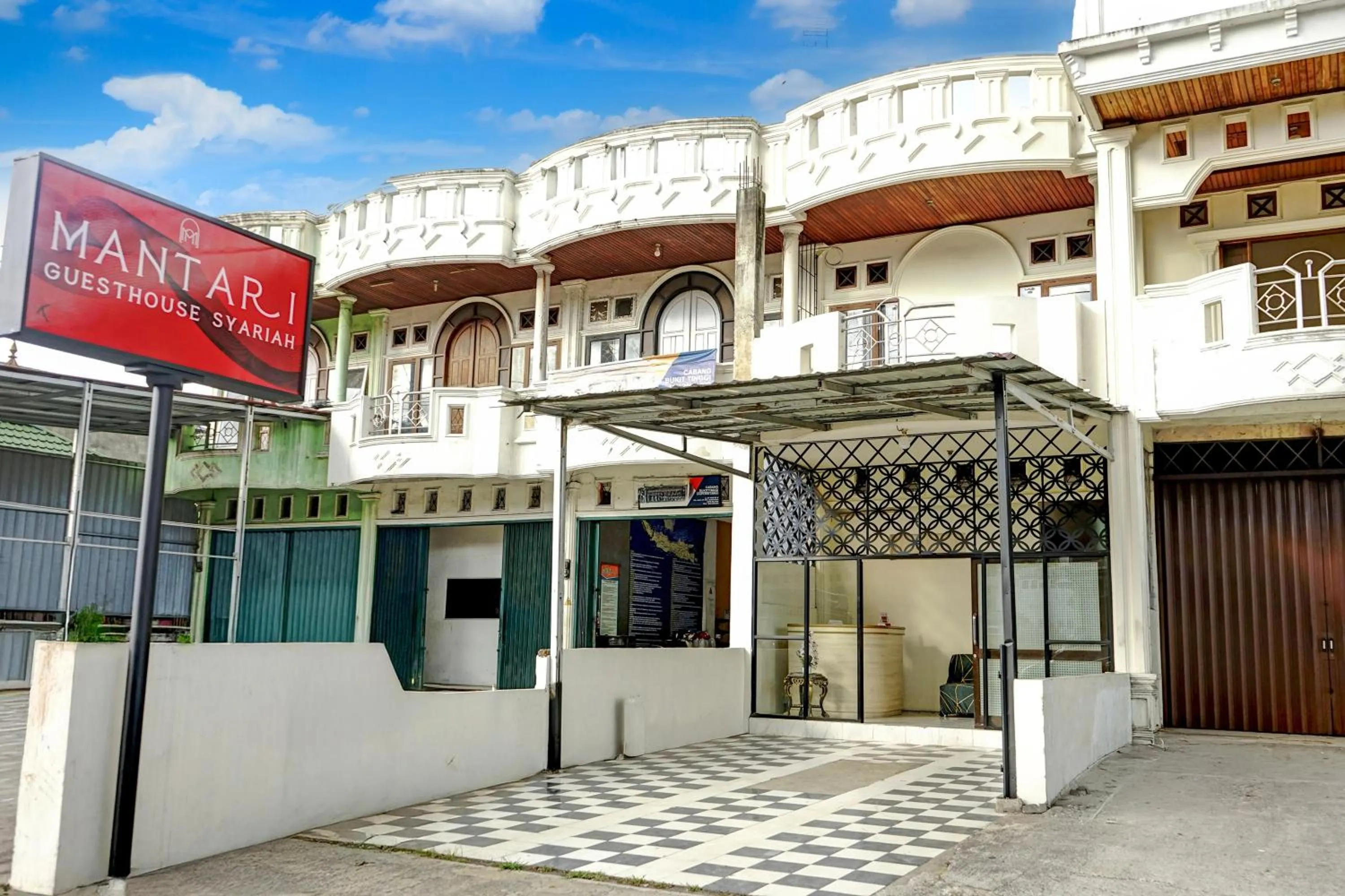 Facade/entrance in Hotel O Mantari Guesthouse