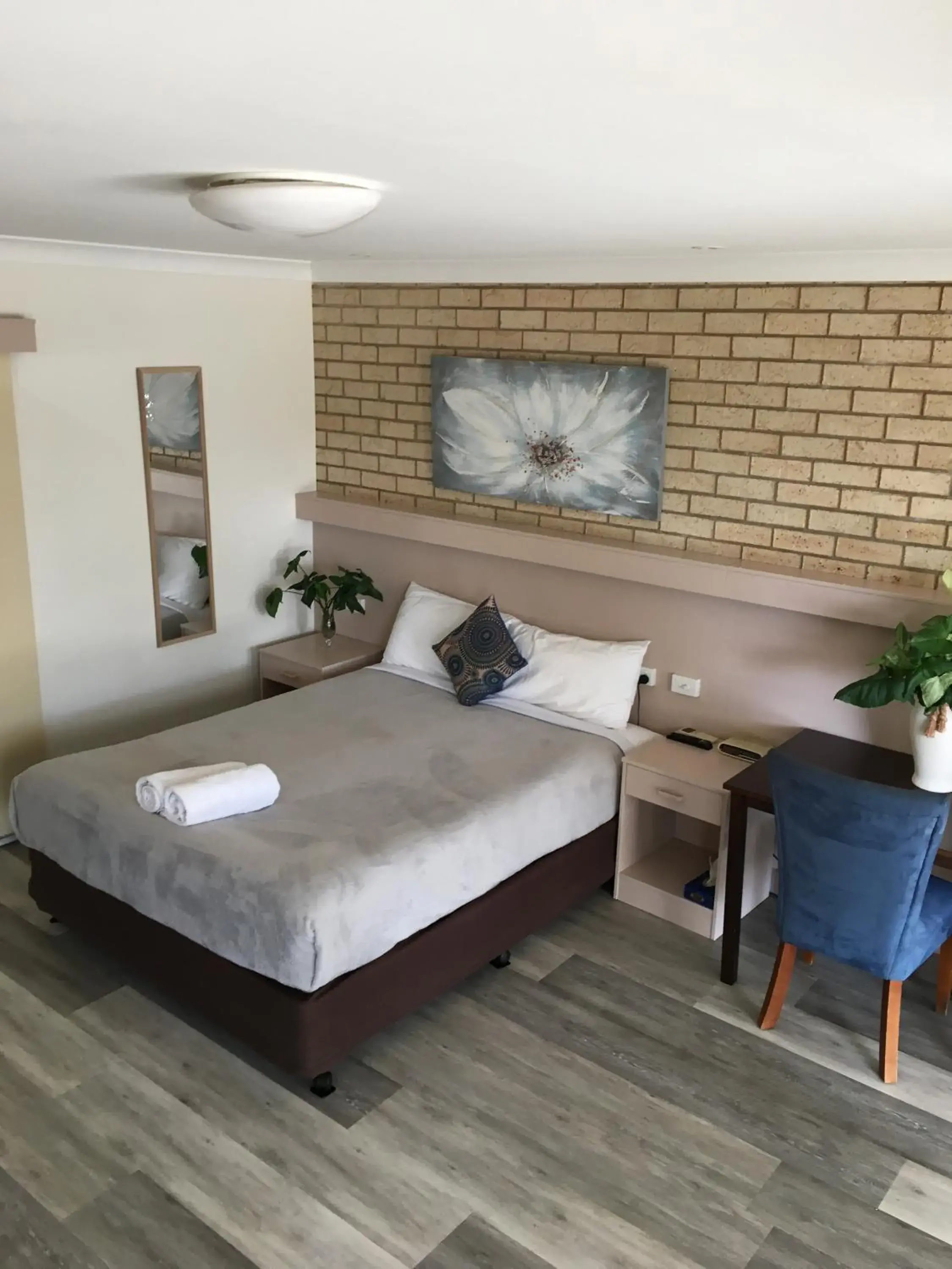 Queen Room in Jolly Swagman Motor Inn Queen Room in Jolly Swagman Motor Inn