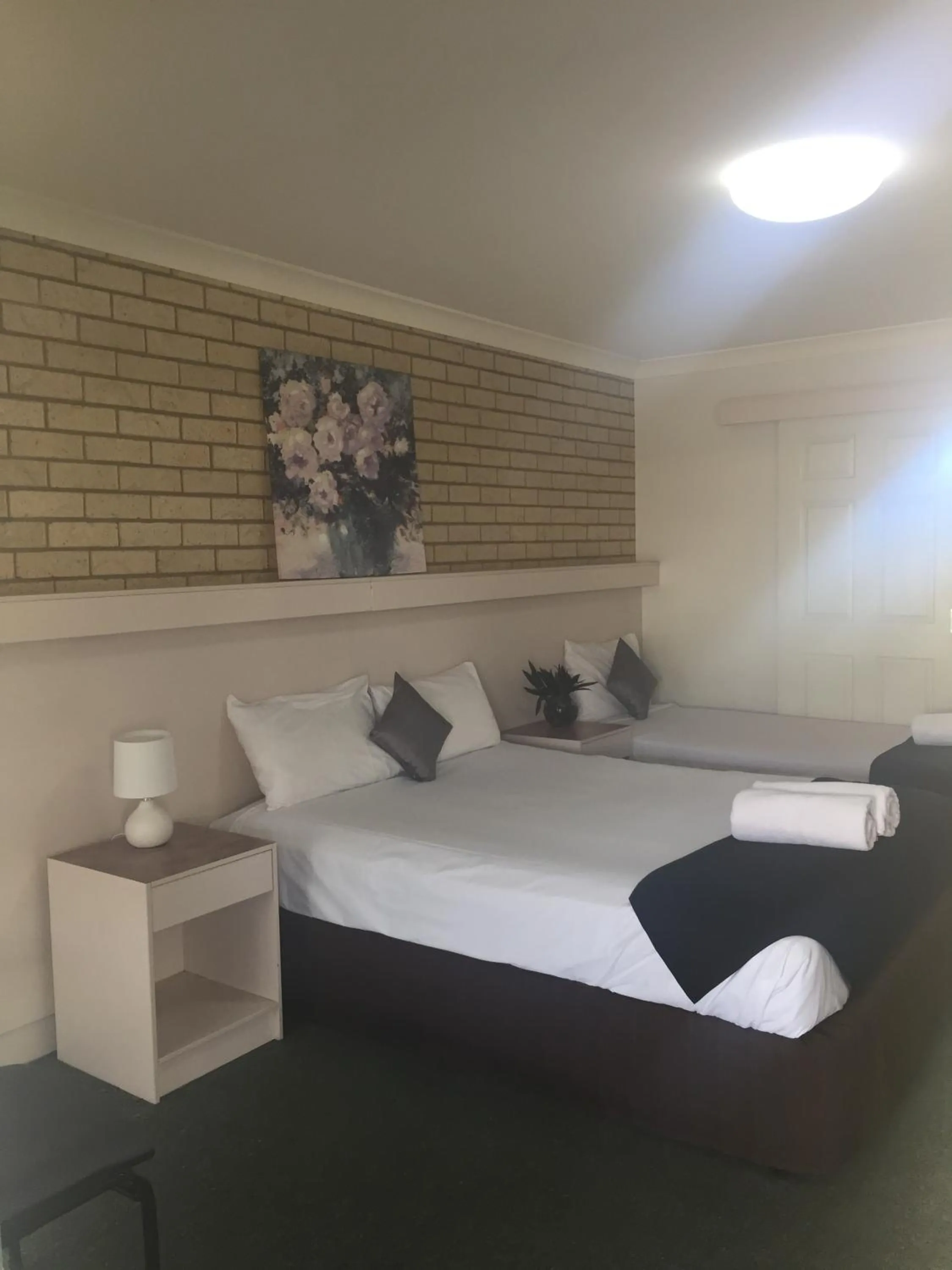 Bed in Jolly Swagman Motor Inn