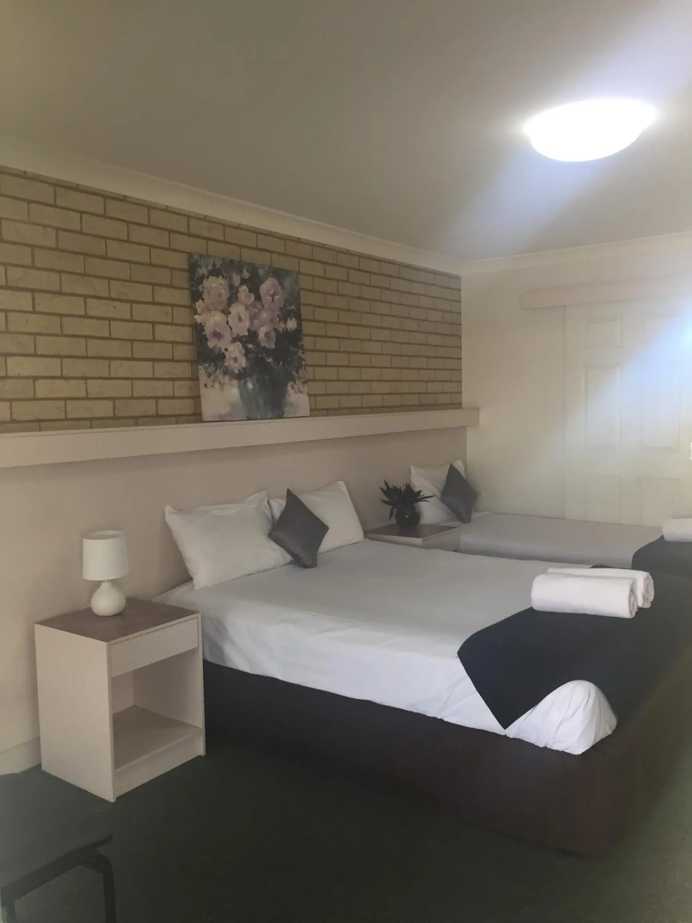 Twin Room with Extra Bed in Jolly Swagman Motor Inn Twin Room with Extra Bed in Jolly Swagman Motor Inn