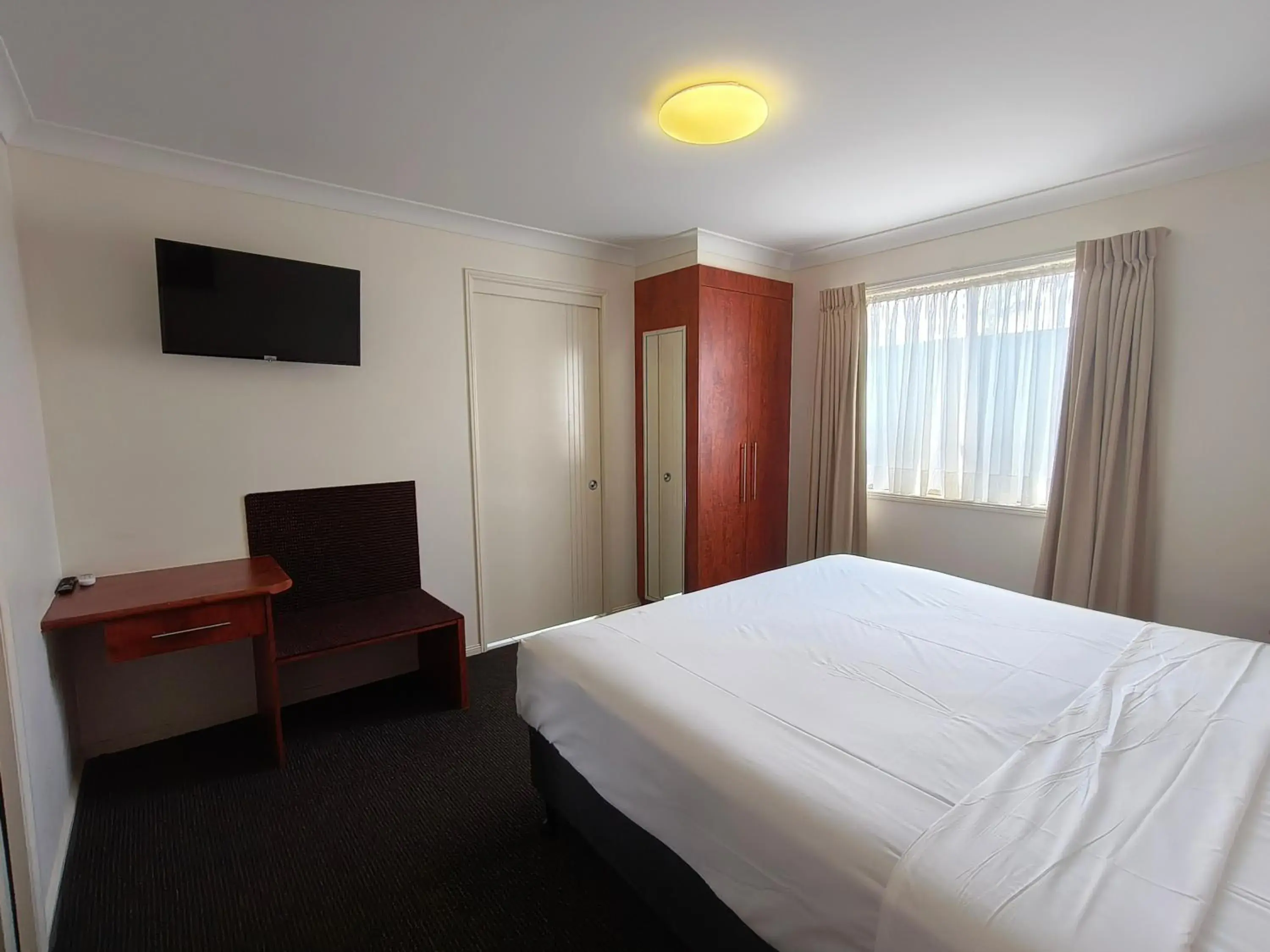 One-Bedroom Queen Suite - Disability Access in Motel Myall One-Bedroom Queen Suite - Disability Access in Motel Myall