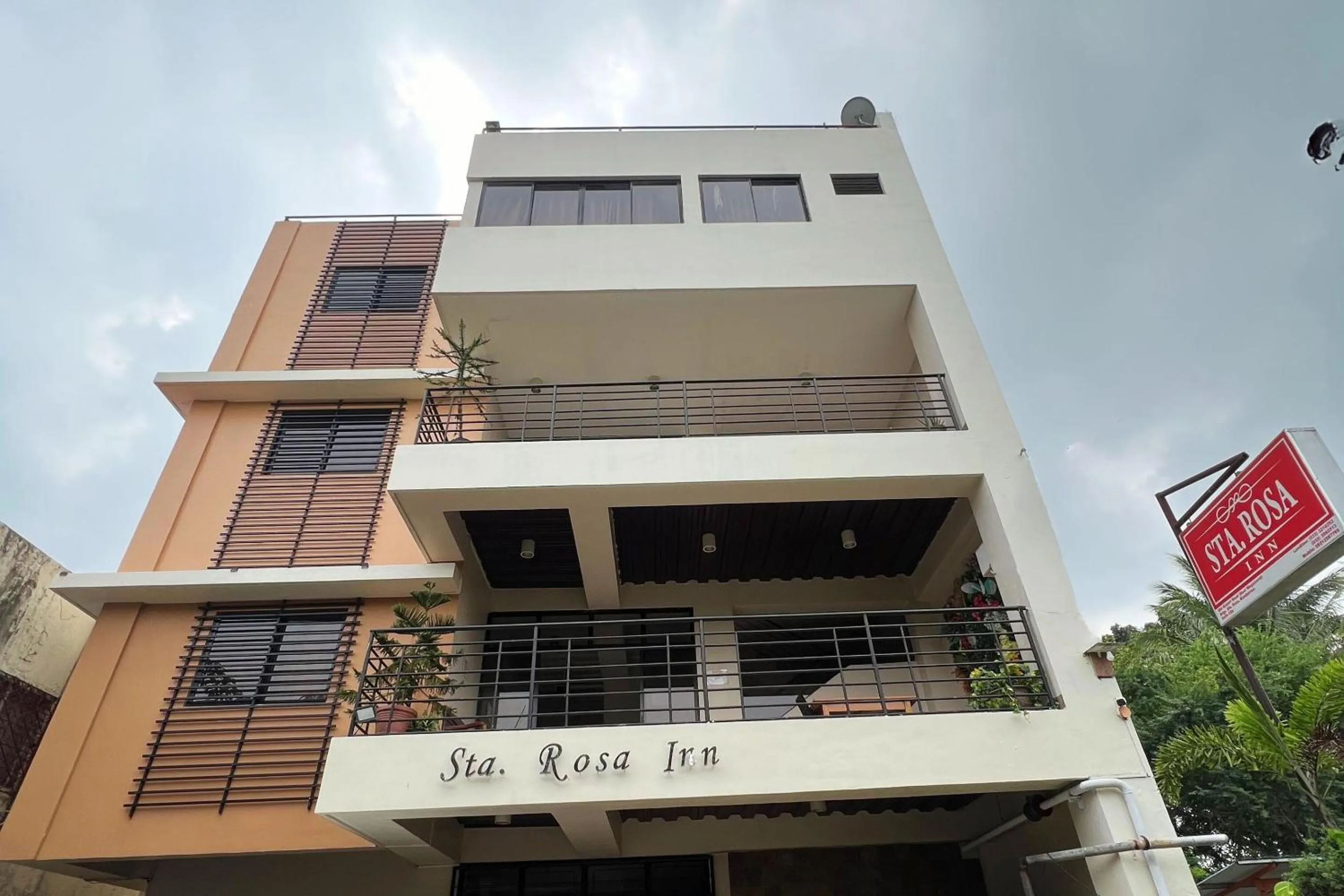 Property building in Sta Rosa Inn Iloilo powered by Cocotel