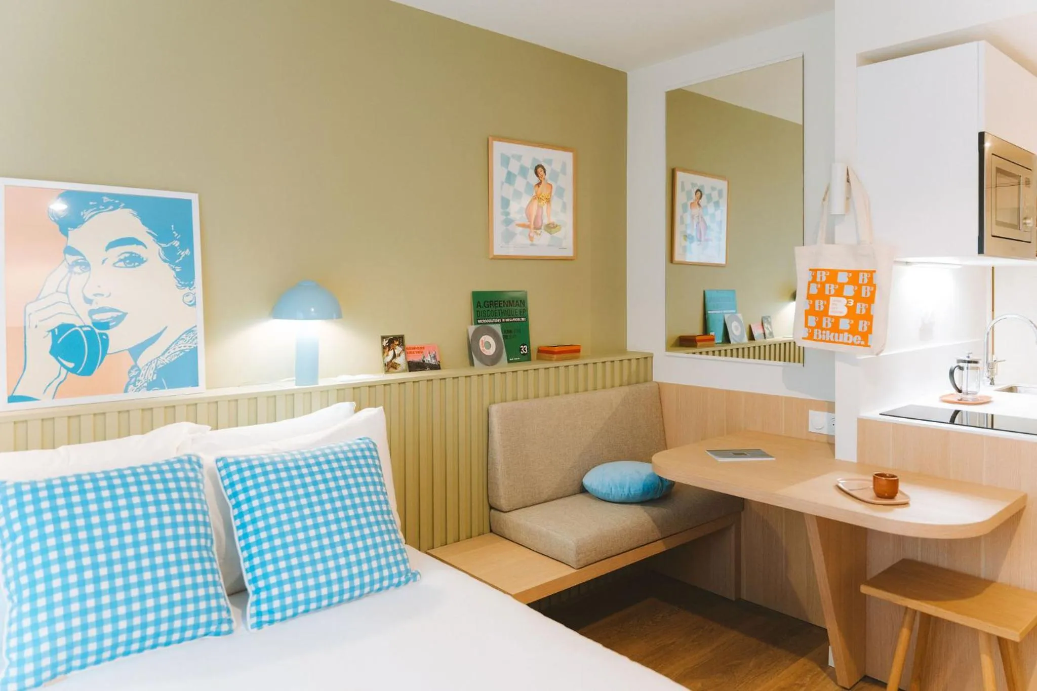 Photo of the whole room, Bed in Bikube Lyon