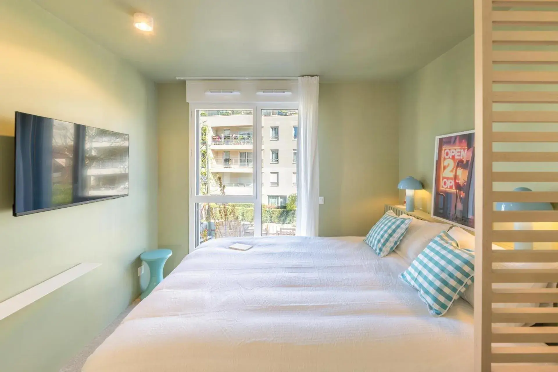 Bed in Bikube Lyon Bed in Bikube Lyon