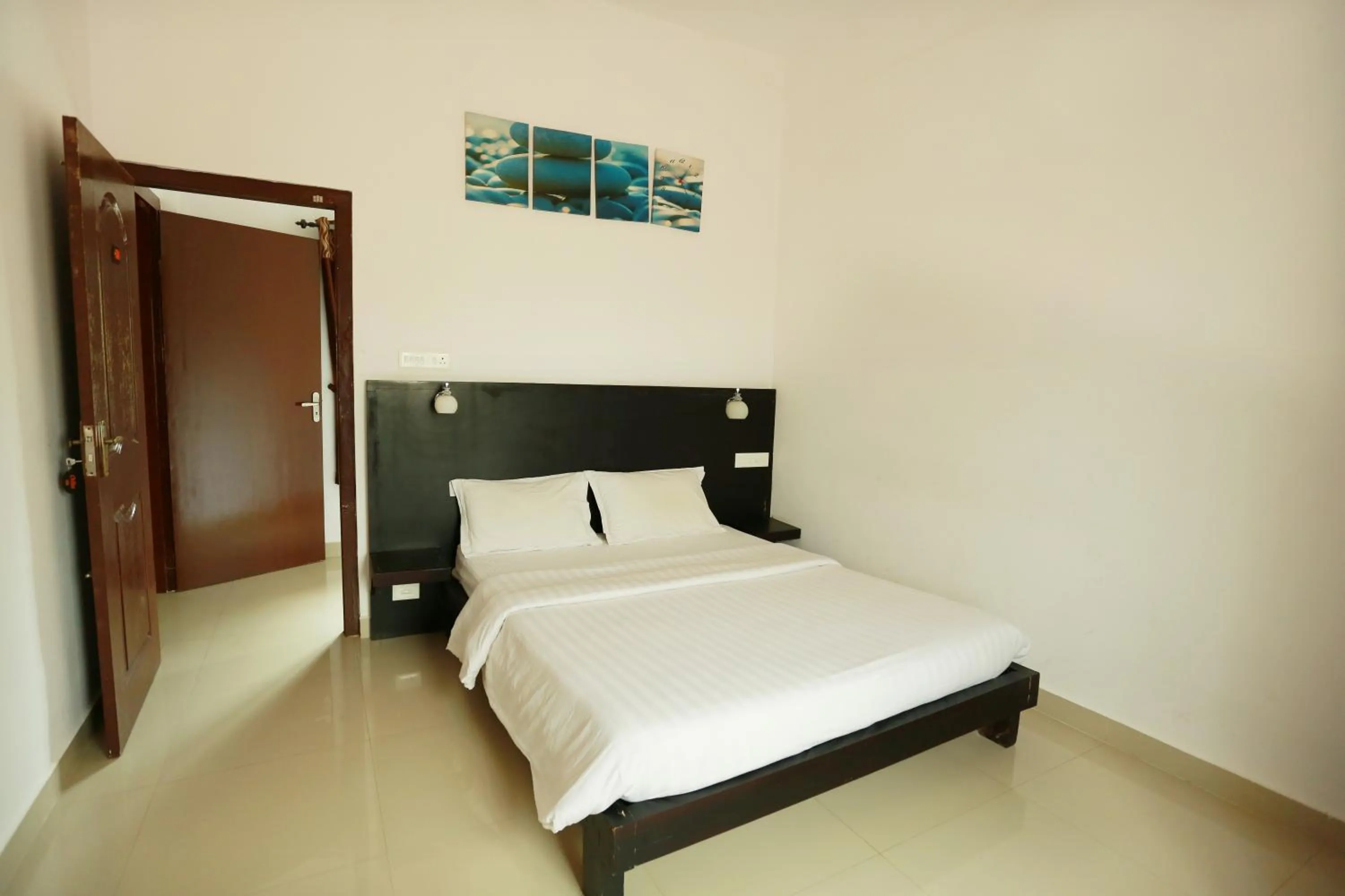 Photo of the whole room, Bed in Chillax Vagamon