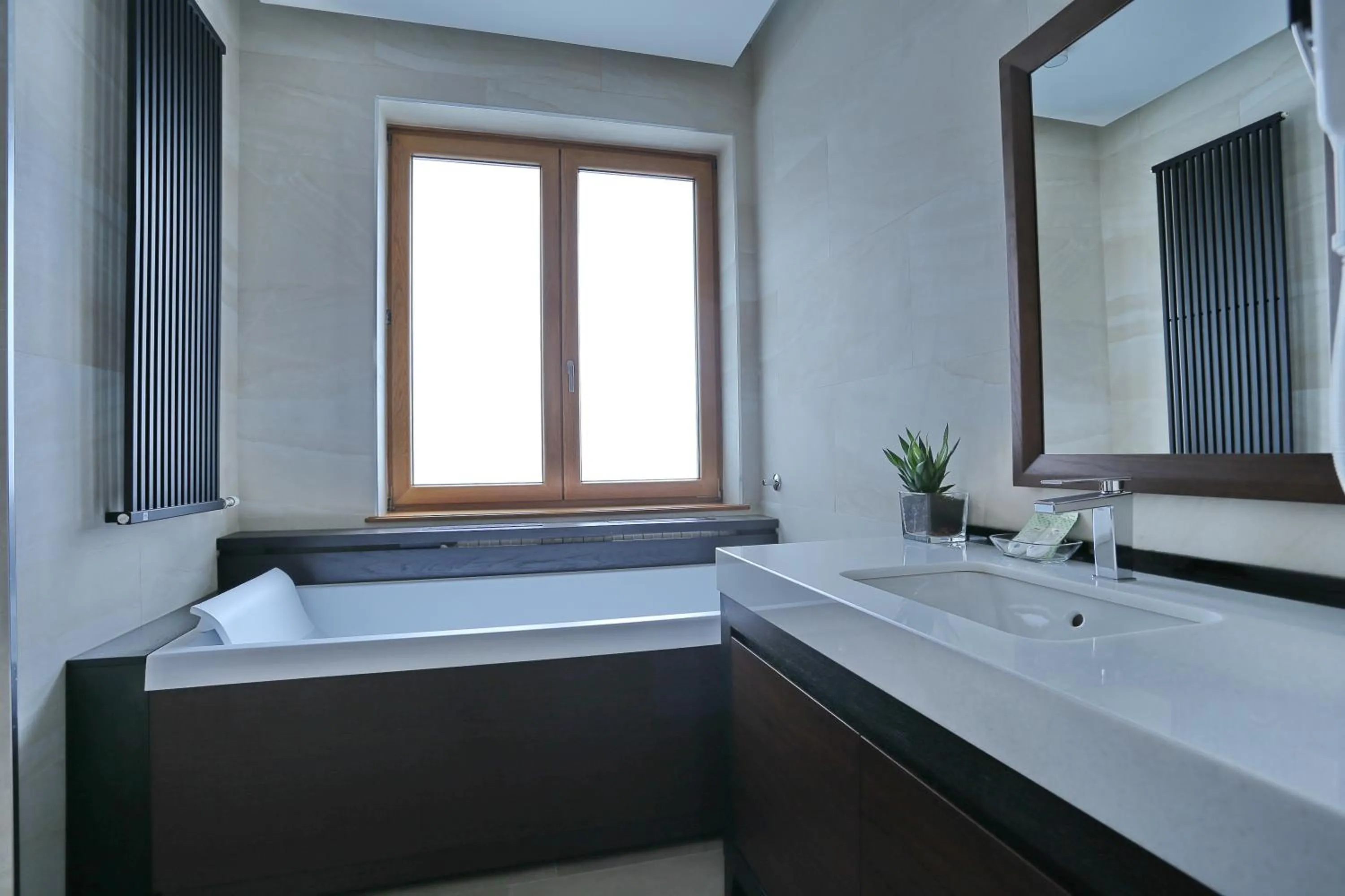 Shower, Bed in Belgreat Premium Suites