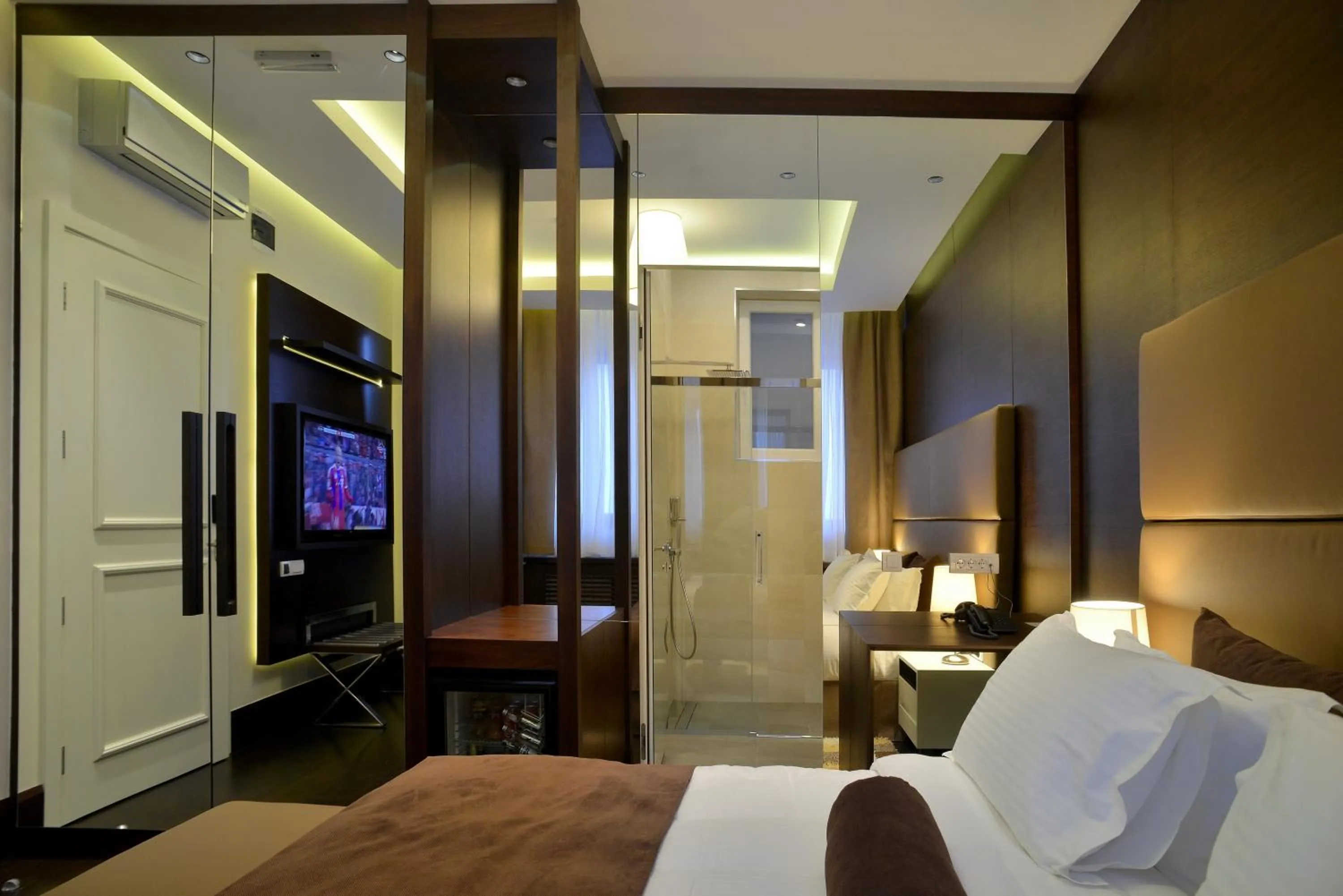 Shower, Bed in Belgreat Premium Suites