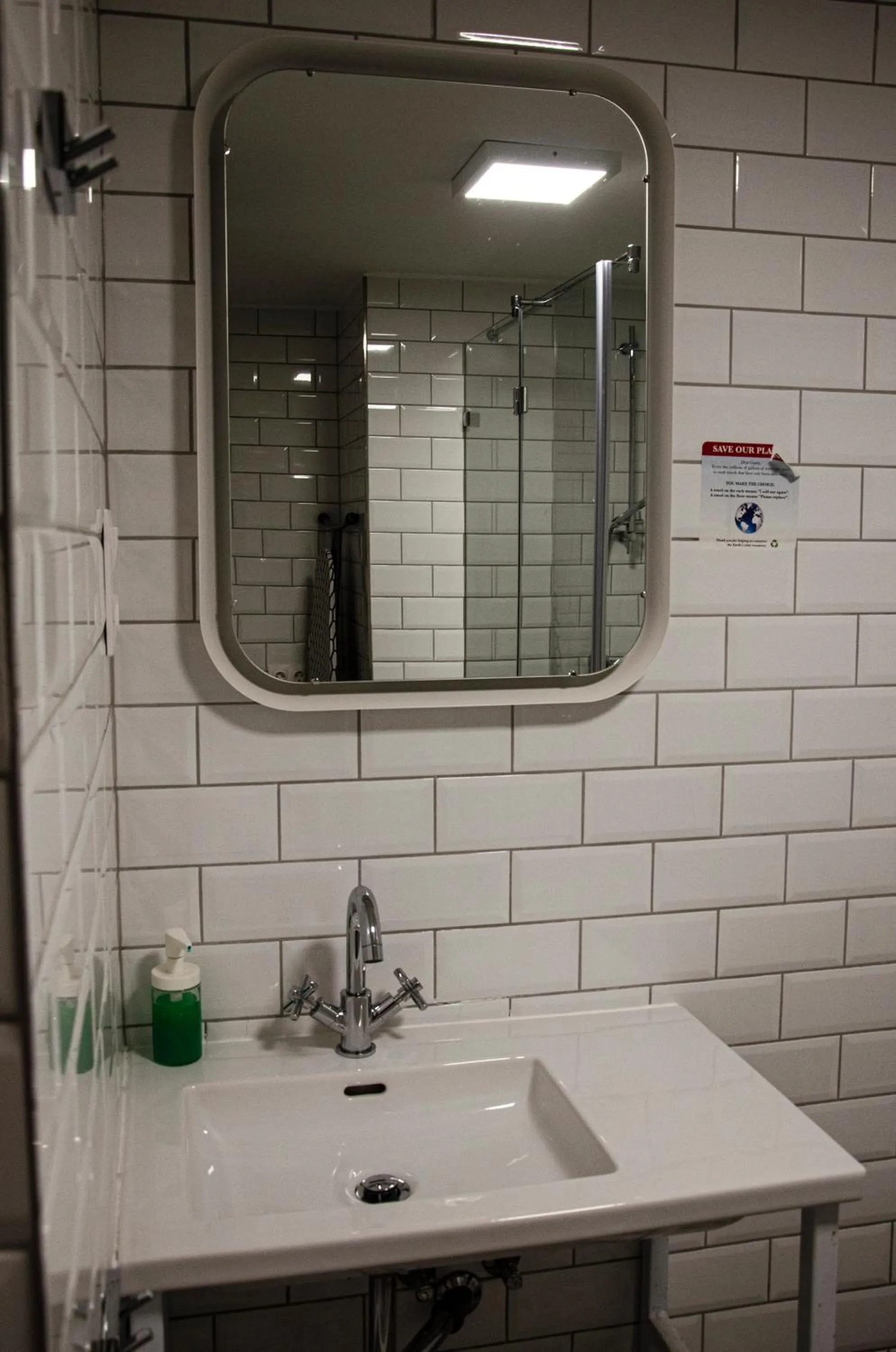Bathroom in LOFT Astoria Suites by Vagabond
