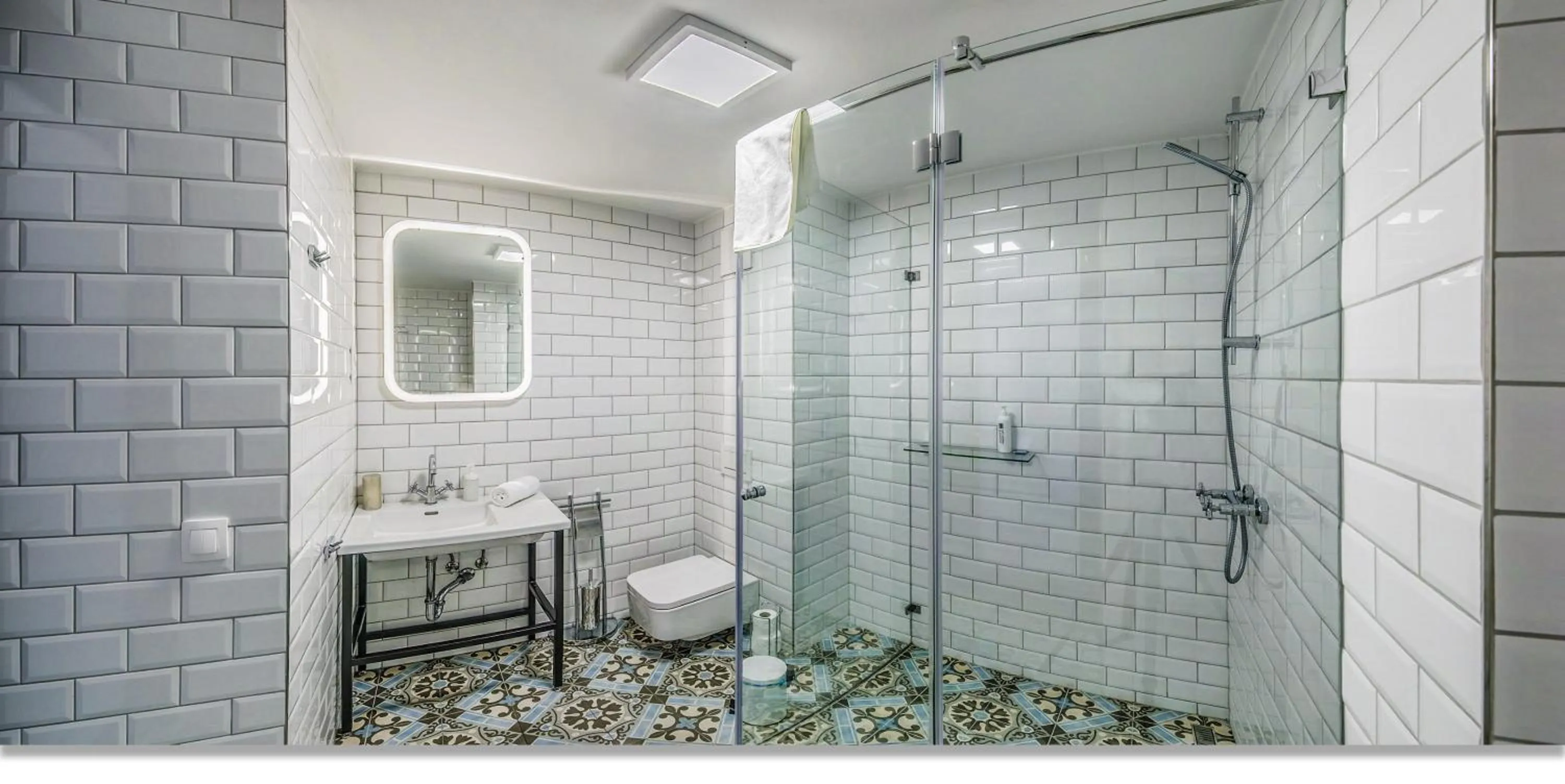 Bathroom in LOFT Astoria Suites by Vagabond