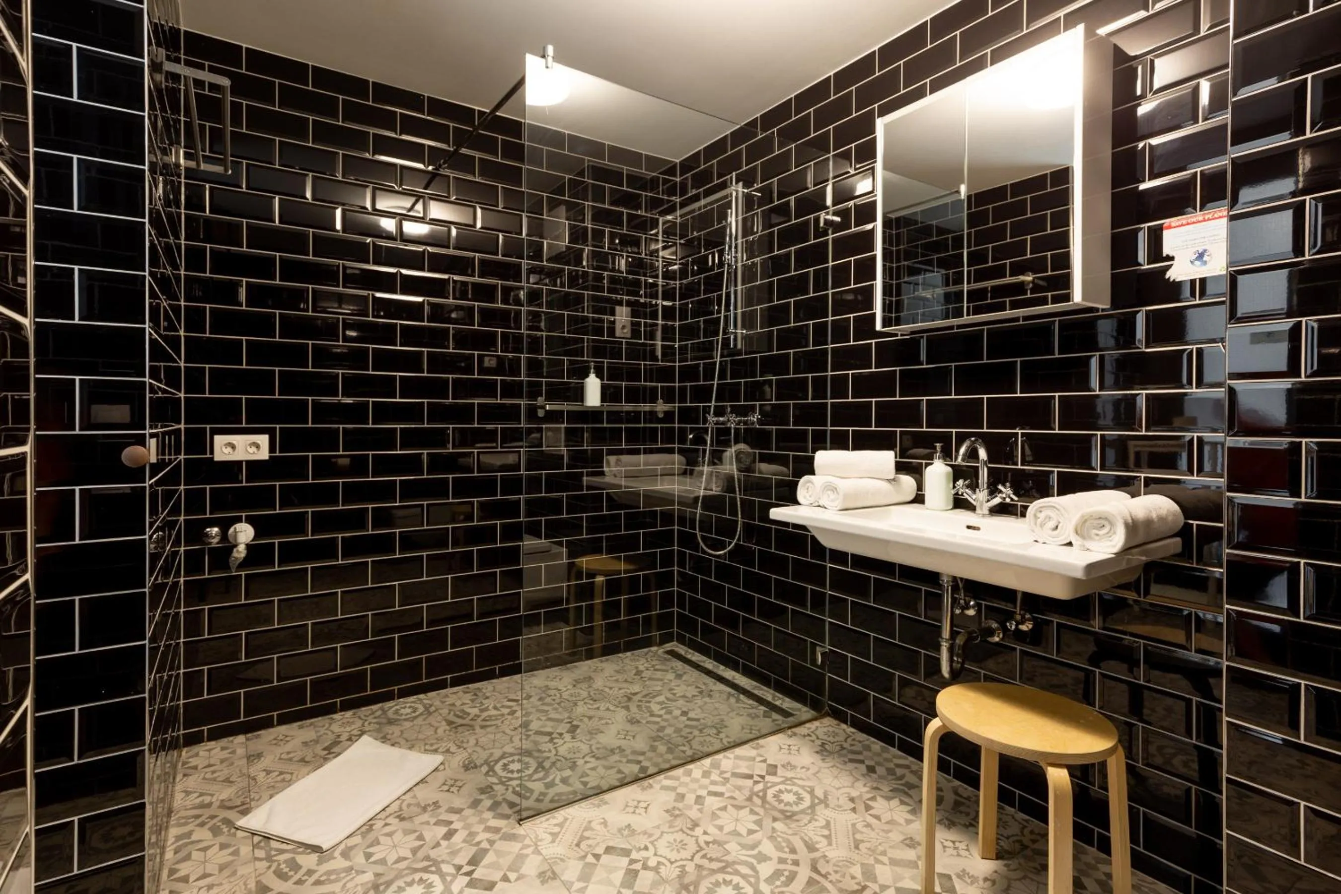 Bathroom in LOFT Astoria Suites by Vagabond