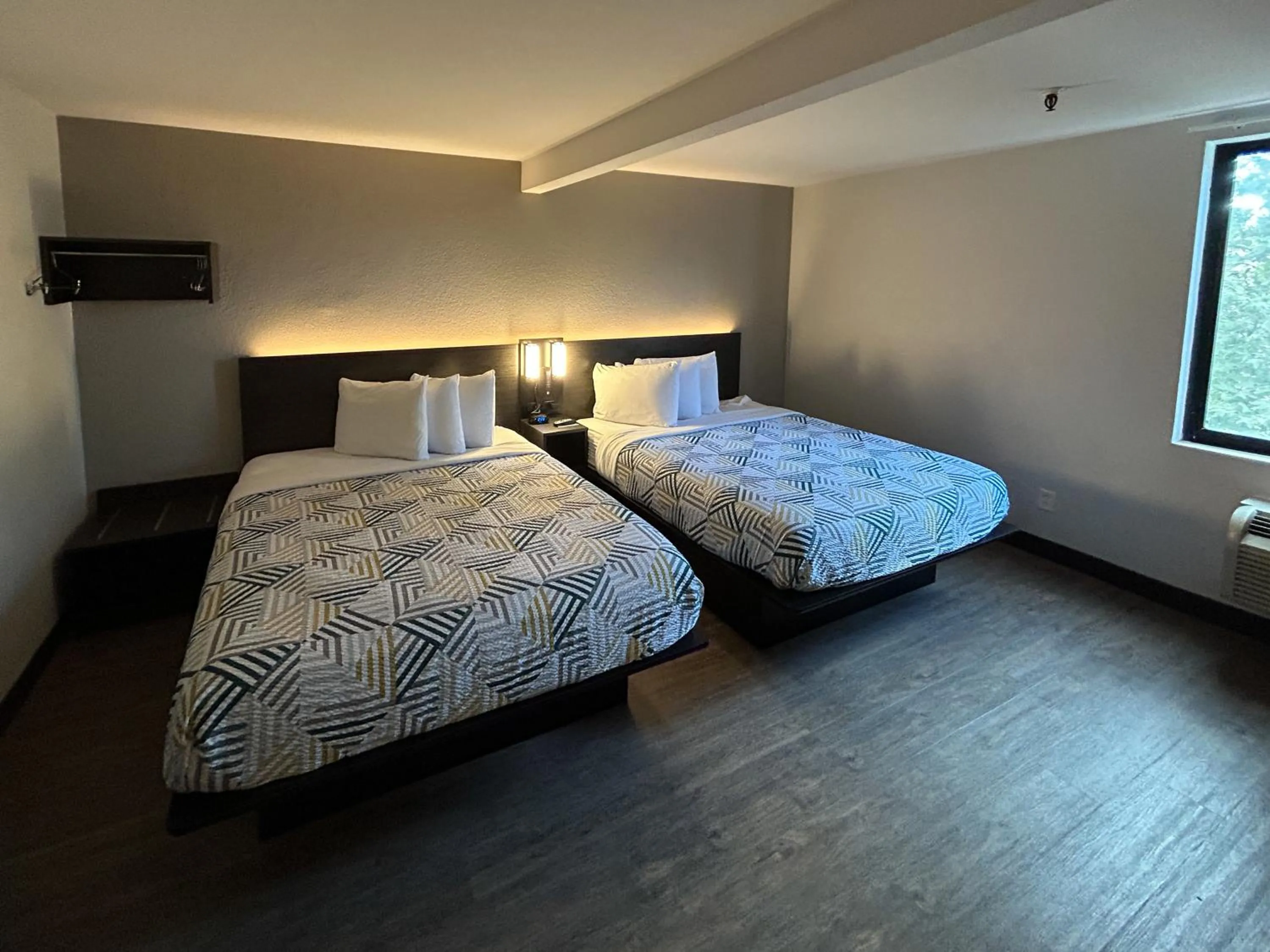 Photo of the whole room, Bed in Studio 6 San Diego, CA Hotel Circle Mission Valley