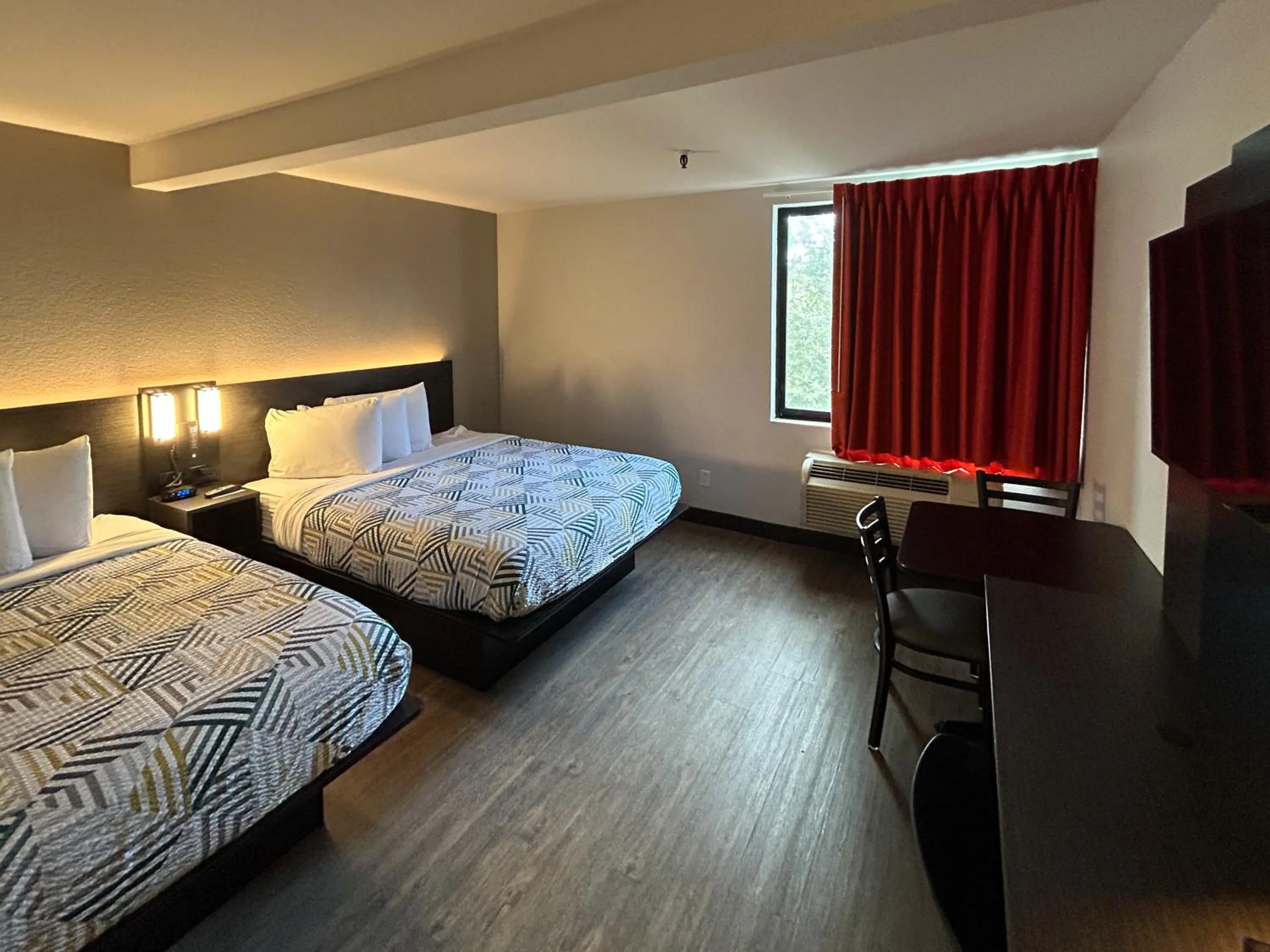 Photo of the whole room, Bed in Studio 6 San Diego, CA Hotel Circle Mission Valley