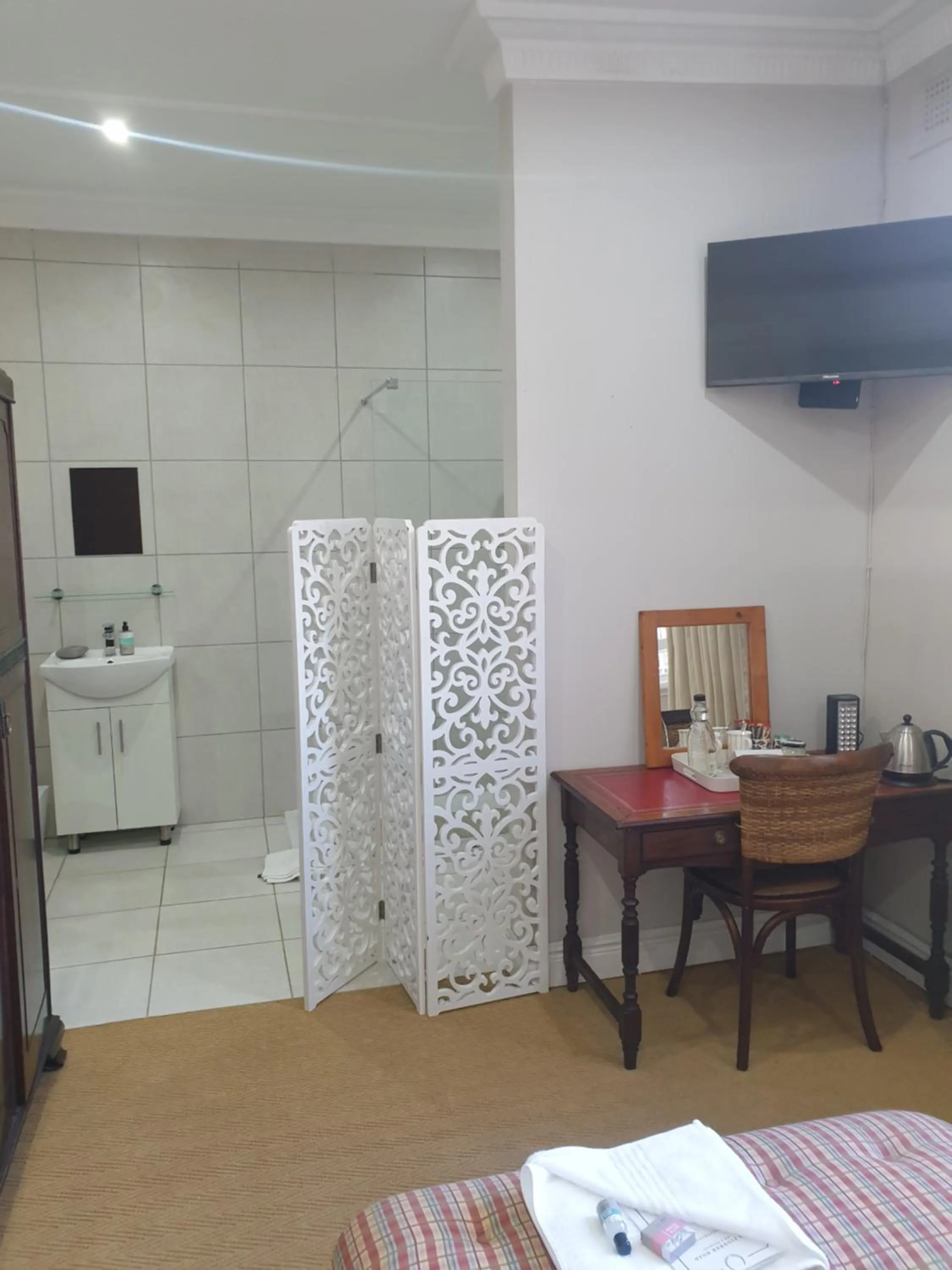 Shower in 18 Pioneer BnB