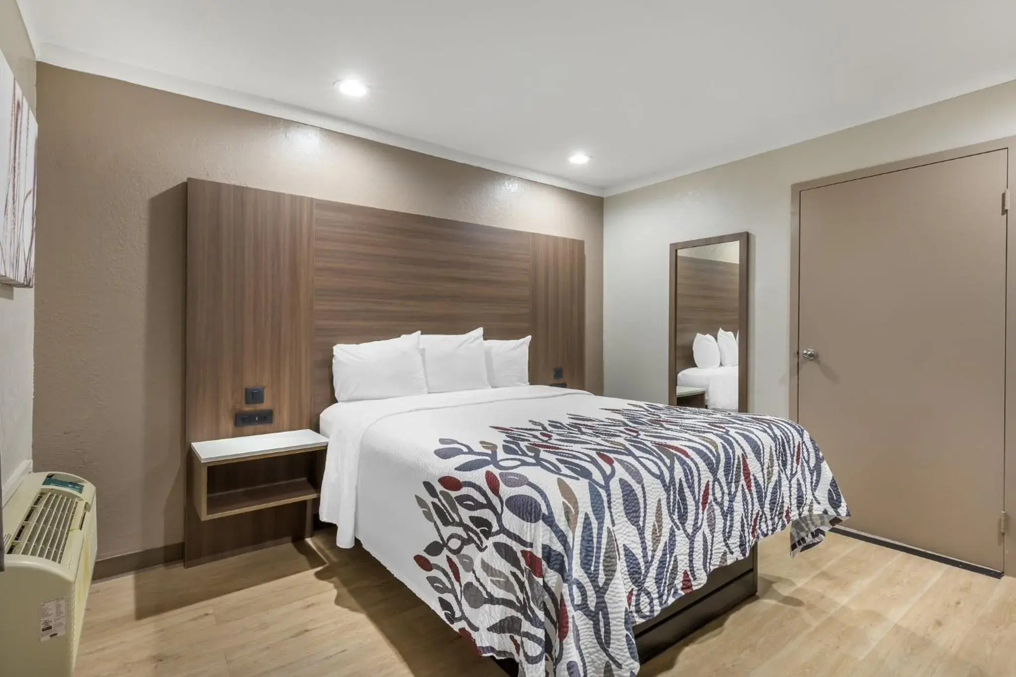 Deluxe Queen Room Disability Access Non-Smoking in Red Roof Inn Raleigh Northeast - Downtown Deluxe Queen Room Disability Access Non-Smoking in Red Roof Inn Raleigh Northeast - Downtown