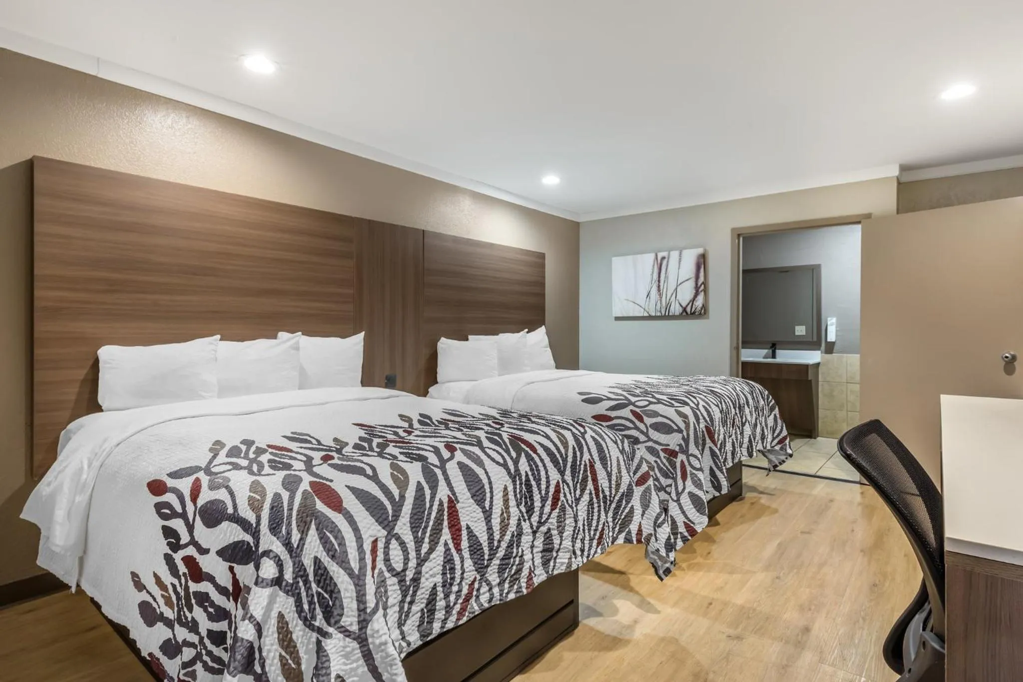 Photo of the whole room, Bed in Red Roof Inn Raleigh Northeast - Downtown