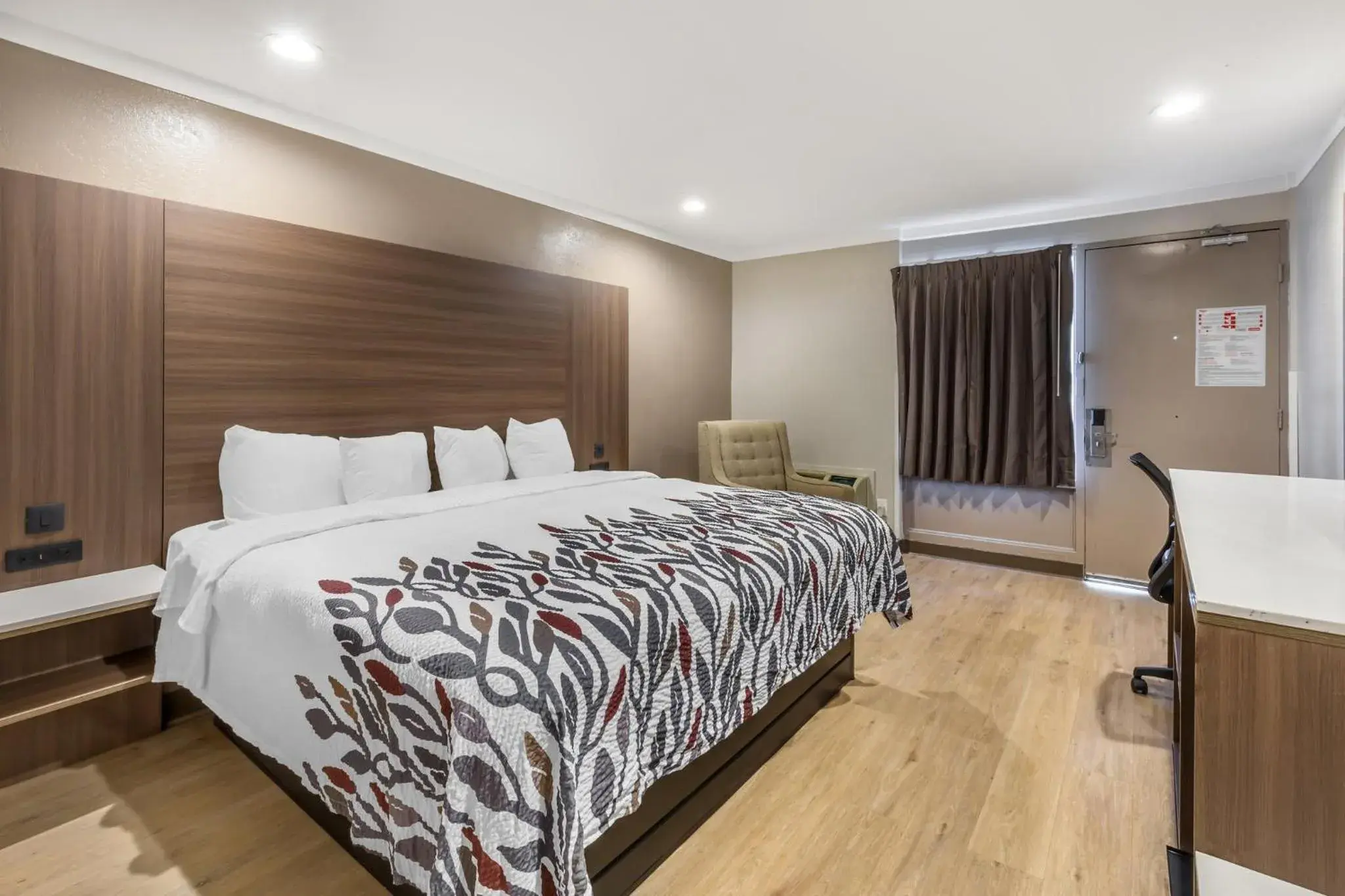 Deluxe King Room Disability Access Non-Smoking in Red Roof Inn Raleigh Northeast - Downtown Deluxe King Room Disability Access Non-Smoking in Red Roof Inn Raleigh Northeast - Downtown